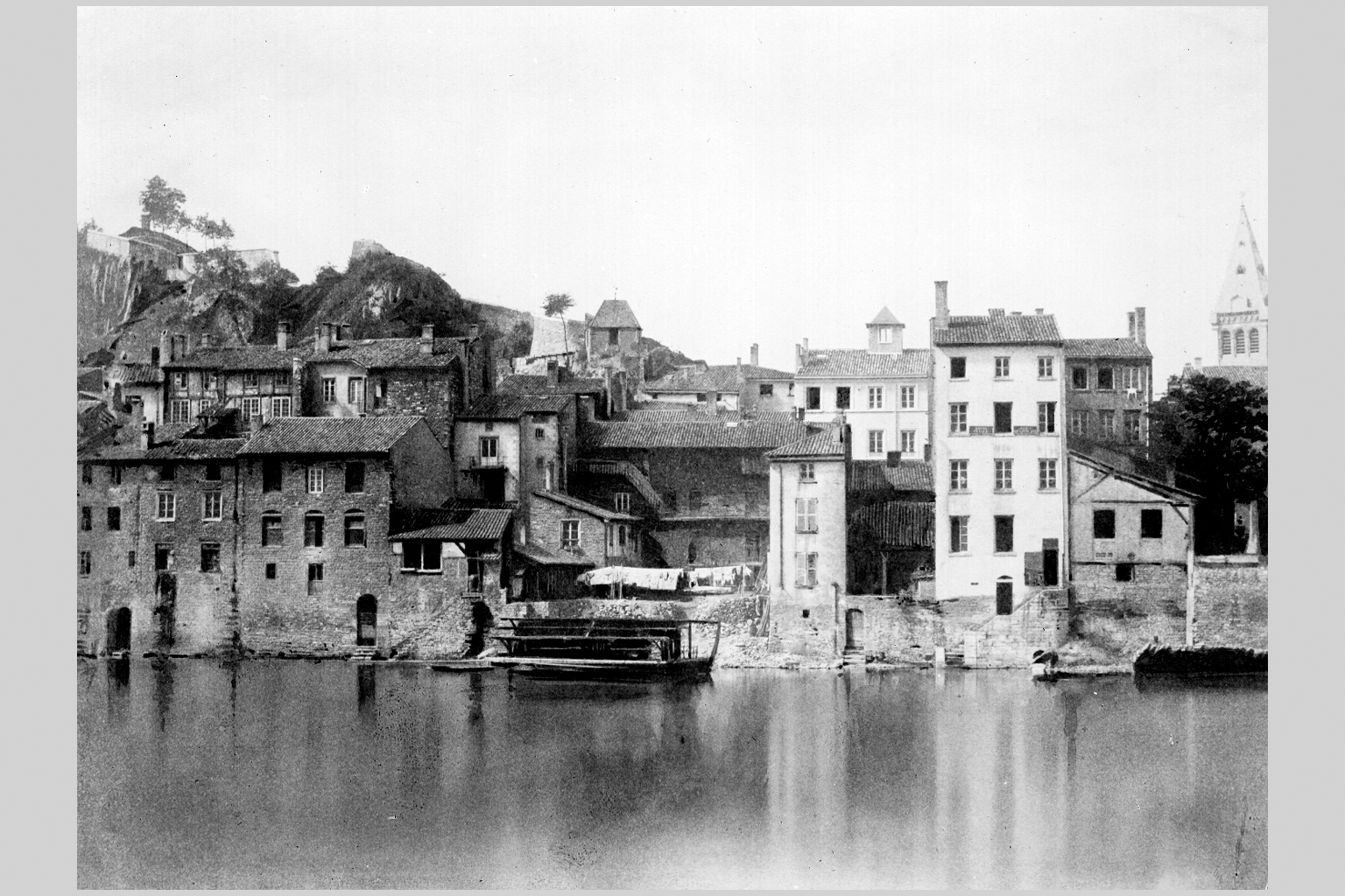 Quartier de Vaise à la hauteur du port Mouton, avant la construction du quai de Vaise (Arloing) : photographie négative sur plaque de verre par Louis Froissart (09/1854, cote : 15PH/1/447)