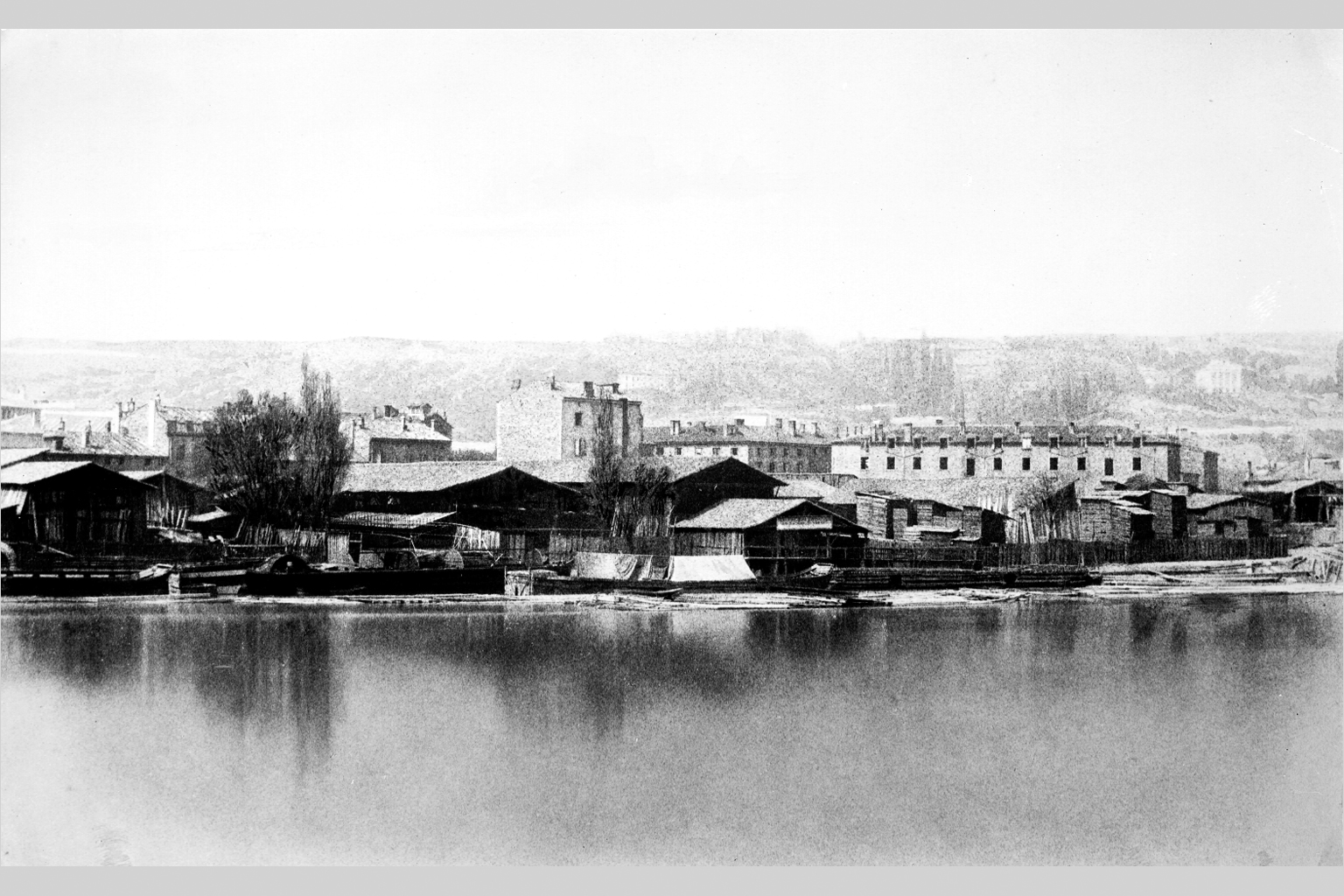 Quai et gare du chemin de fer de Paris (gare d'eau) : photographie négative sur plaque de verre par Louis Froissart (vers 1855, cote : 15PH/1/450)