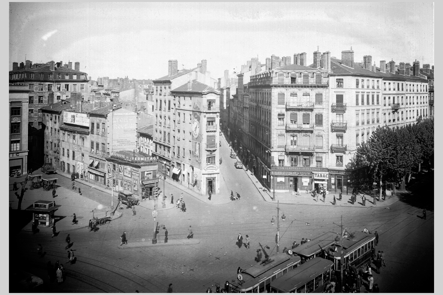 Place du Pont, vue en direction du nord-est : photographie NB sur plaque de verre (6/05/1946, cote : 15PH/1/629)