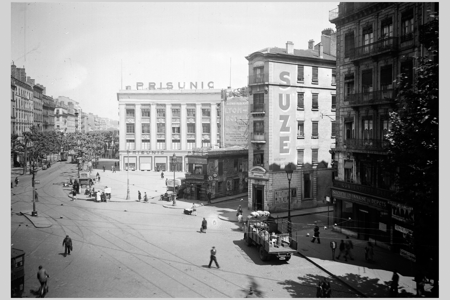 Place du Pont, vue en direction du nord : photographie NB sur plaque de verre (6/05/1946, cote : 15PH/1/631)