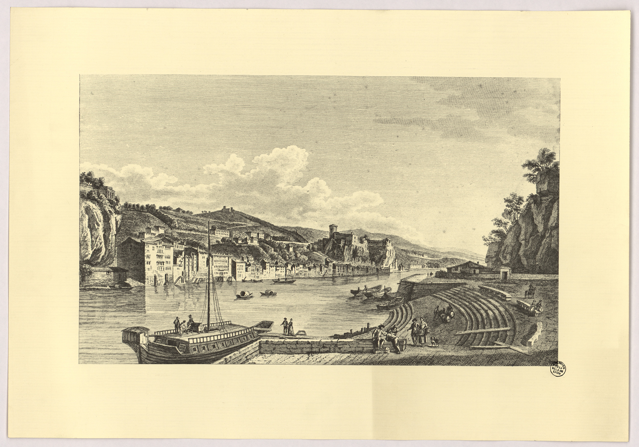 Vue du château de Pierre, de la Saône et de ses quais depuis le port de Neuville : estampe noir et blanc, reproduction (sans date, cote : 16FI/161)