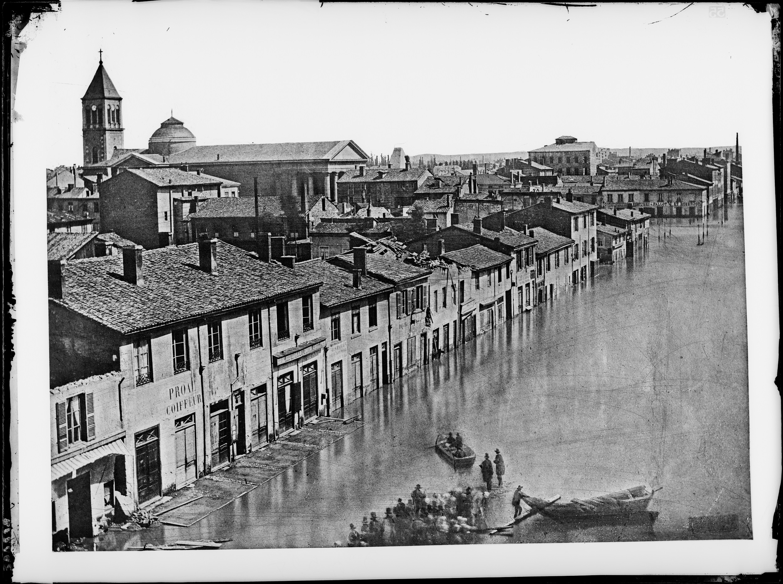 Inondation du Rhône avenue de Saxe, église Saint-Pothin, juin 1856, photo Louis Froissart, AML, 3PH/597