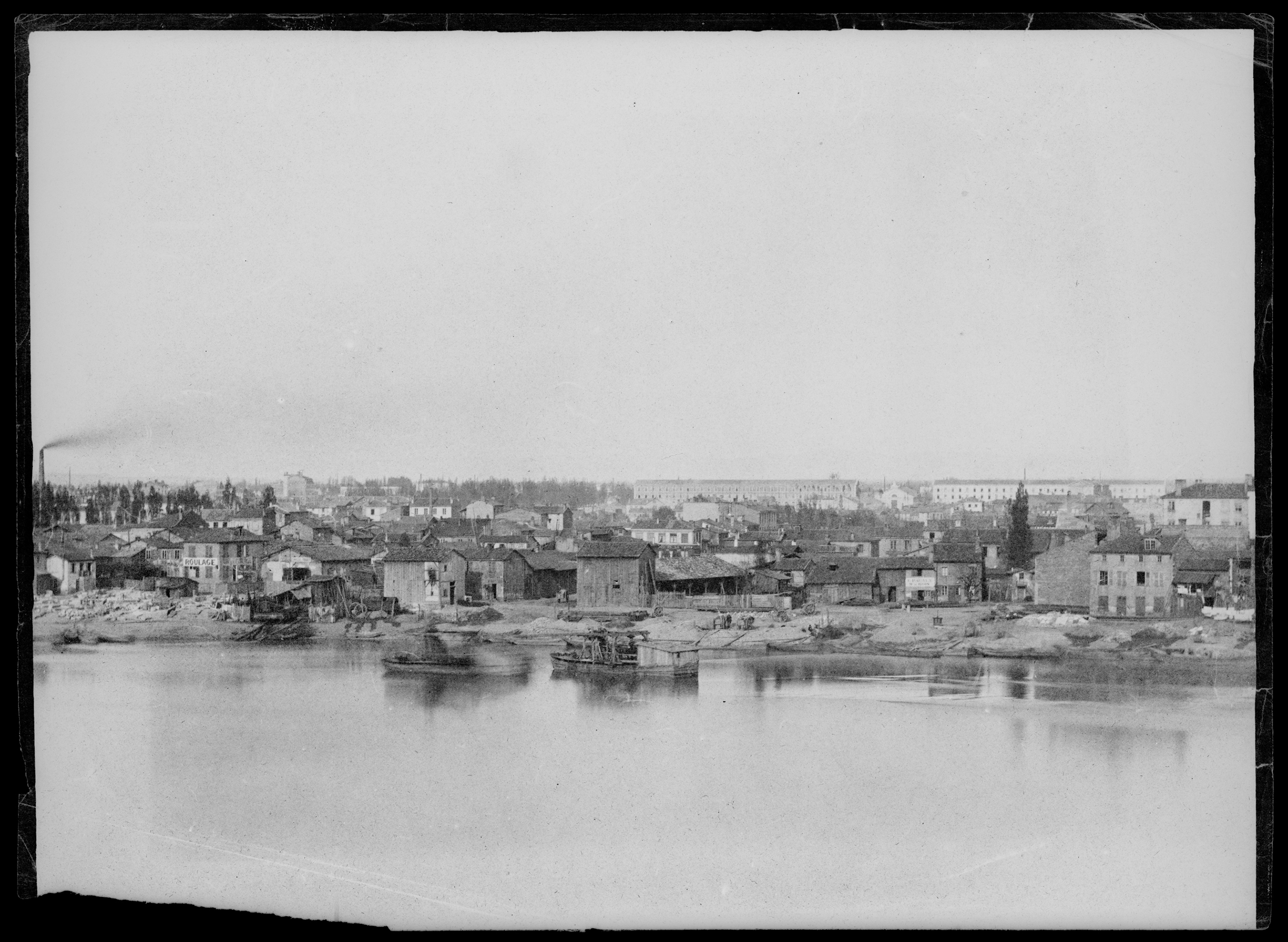 Panorama de la rive gauche du Rhône en aval du pont de l'Hôtel-Dieu (pont Wilson) : calotype noir et blanc par René Félix Baumers (juillet 1857, cote : 84PH/5)