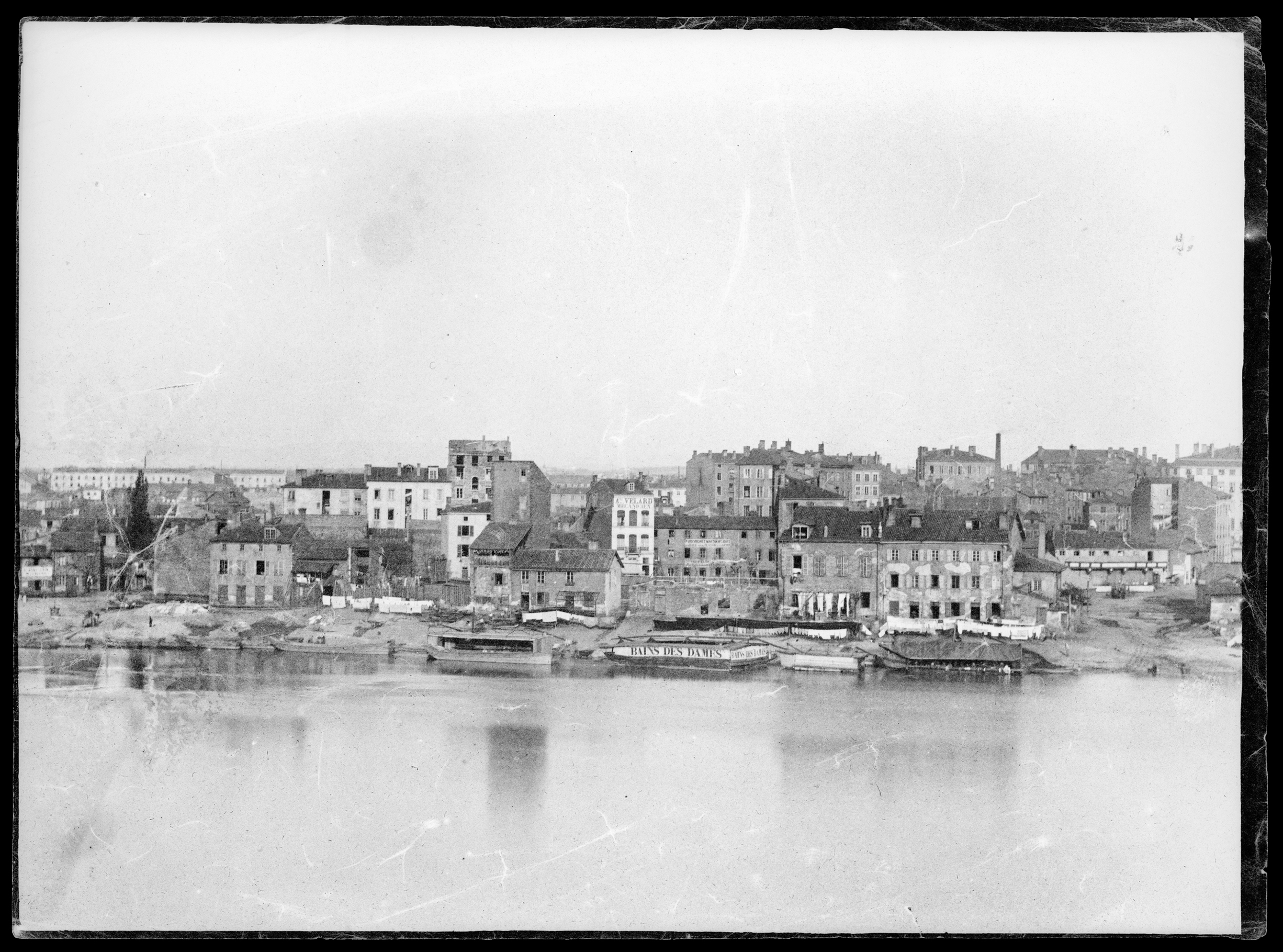 Panorama de la rive gauche du Rhône, bains des dames en amont du pont de la Guillotière : calotype noir et blanc par René-Félix Baumers (07/1857, cote : 84PH/6)