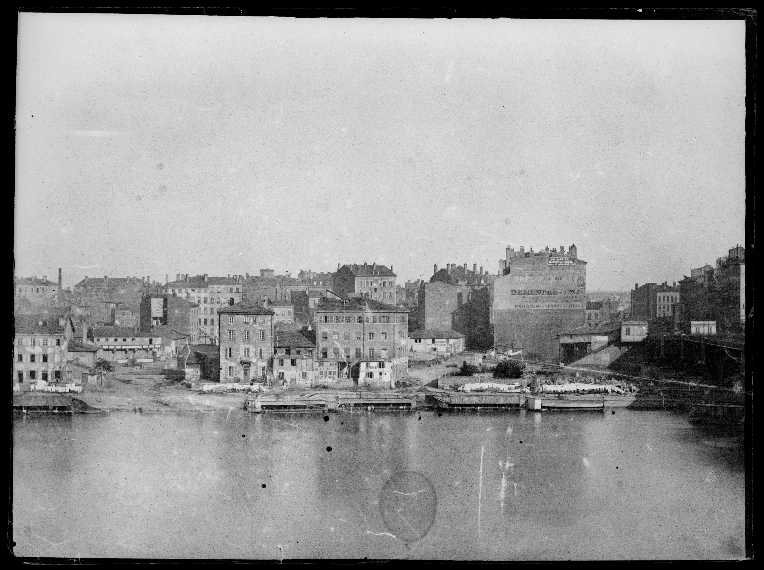 Panorama de la rive gauche du Rhône en amont du pont de la Guillotière : calotype noir et blanc par René Félix Baumers (juillet 1857, cote : 84PH/7)