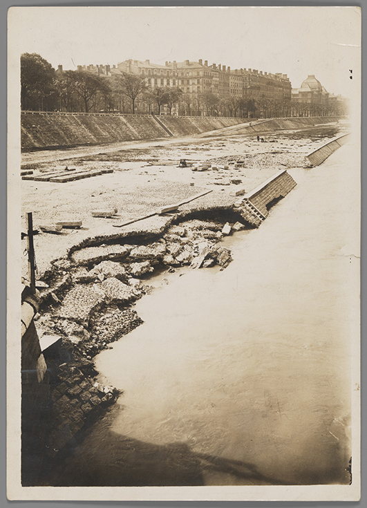 Travaux de construction de la piscine du Rhône, quai du Rhône avant le début des travaux : tirage photographique noir et blanc (1961, cote : 851WP/14)