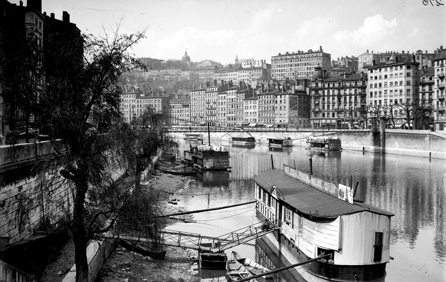 Plattes sur les berges de la Saône quai de Bondy : tirage photographique noir et blanc (sans date, cote 8PH 547)