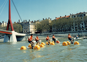 Photo d'une course de vélo flottant sur la Saône