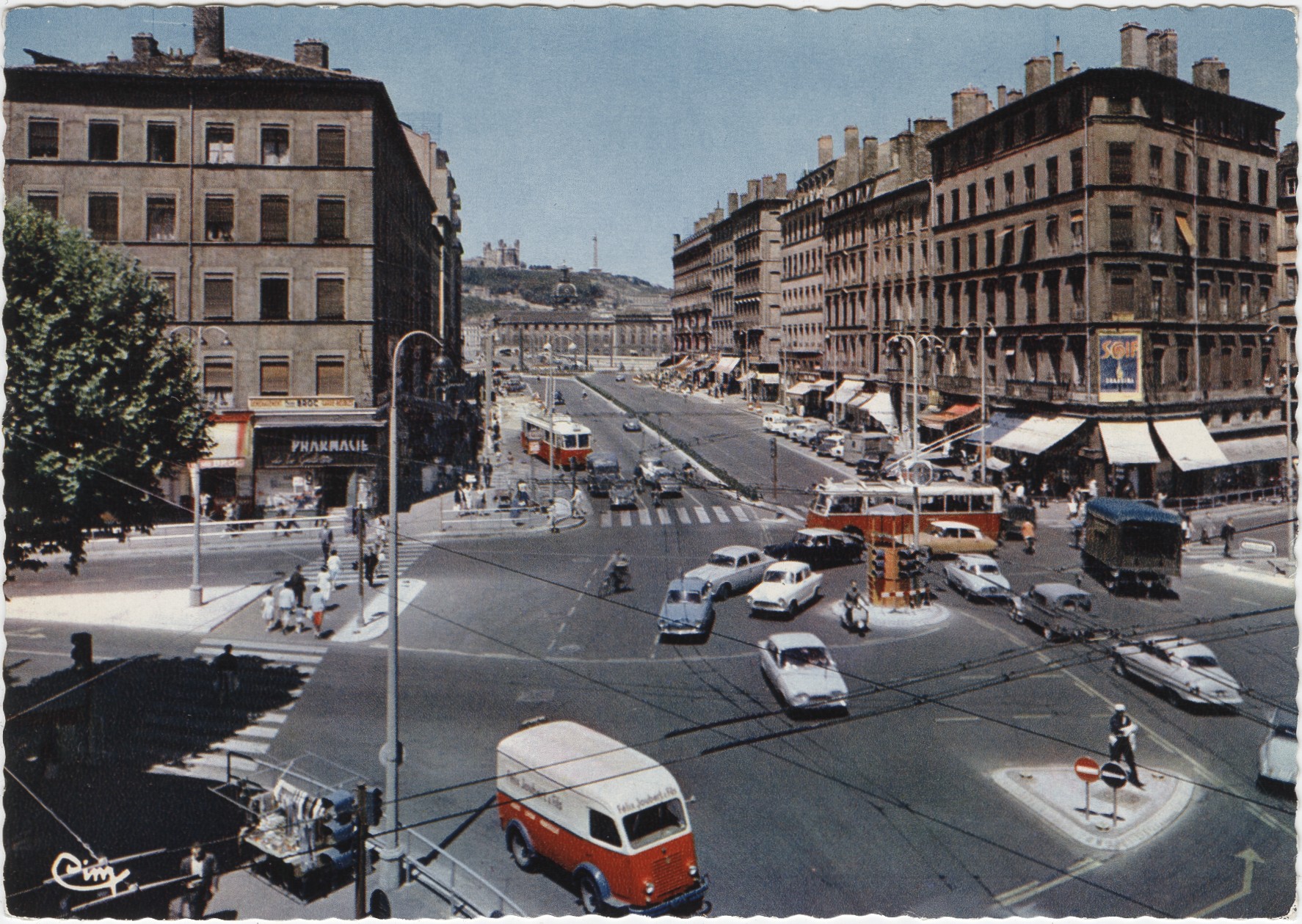 Lyon - Place Gabriel Péri, cours Gambetta : carte postale couleur (vers 1970, cote : 4FI/5549, repro. à usage privé)