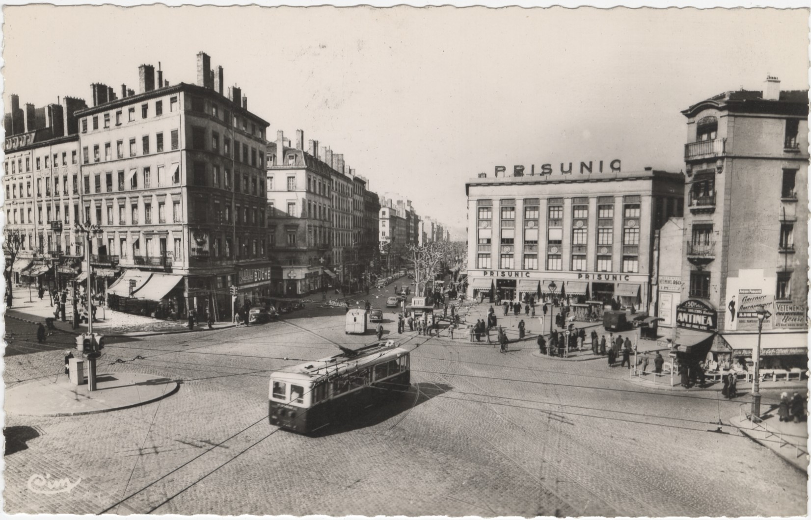 Lyon - Place Gabriel Péri, cours de la Liberté : carte postale NB (vers 1959, cote : 4FI/5550, repro. à usage privé)