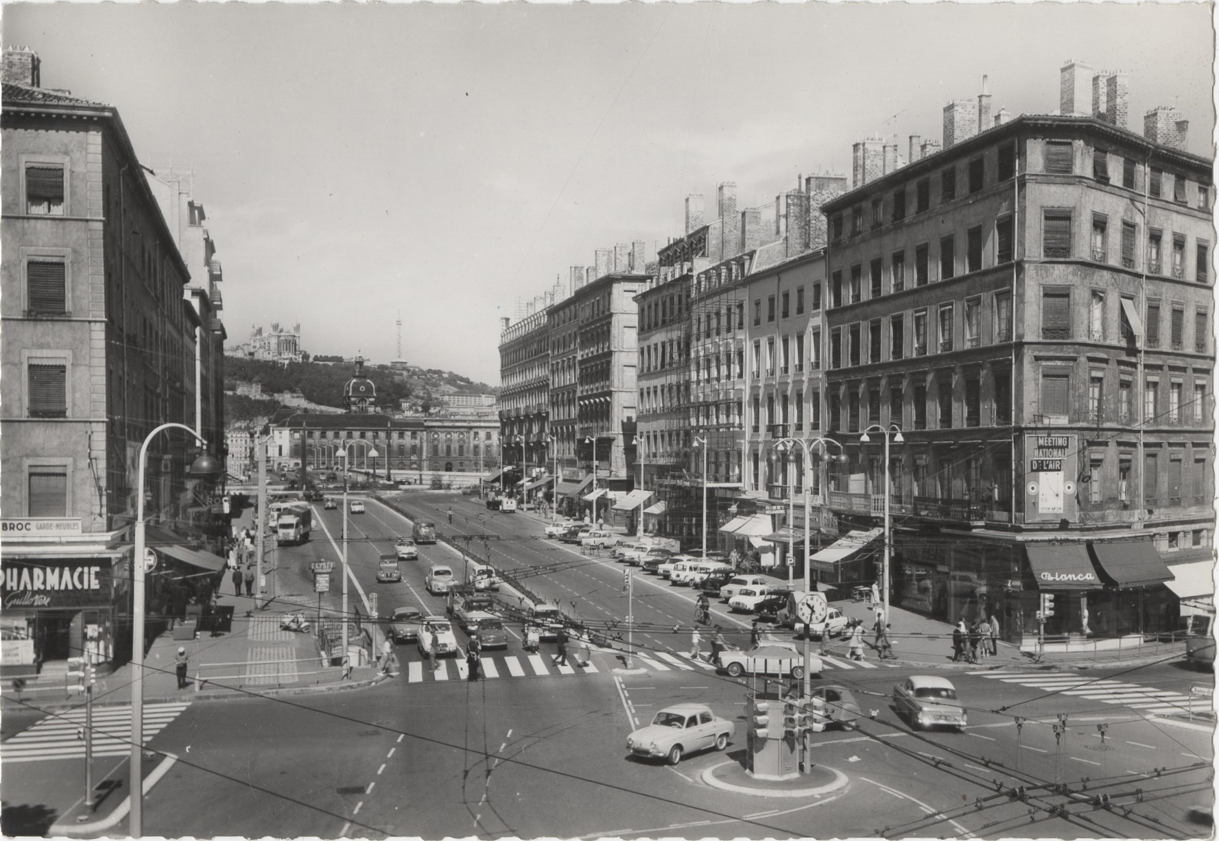 Lyon - Place Gabriel Péri : carte postale NB (vers 1959, cote : 4FI/10279, repro. à usage privé)