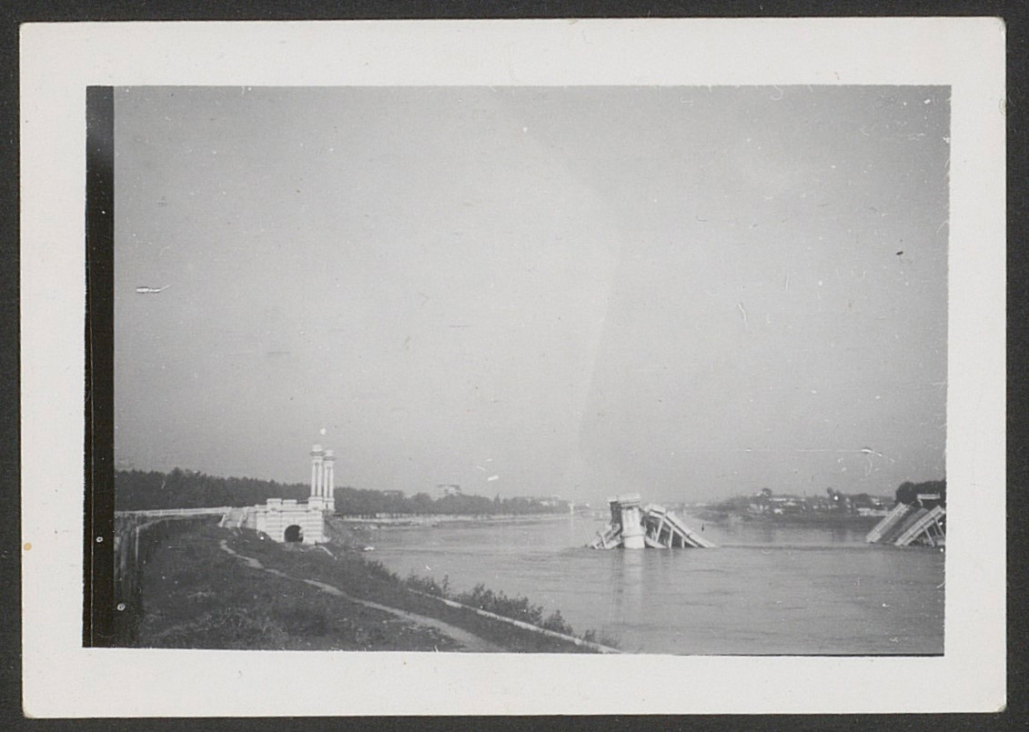 Destruction du pont Pasteur pendant la Seconde Guerre mondiale : tirage NB de petit format (s.d., cote : 100PH/1/14)