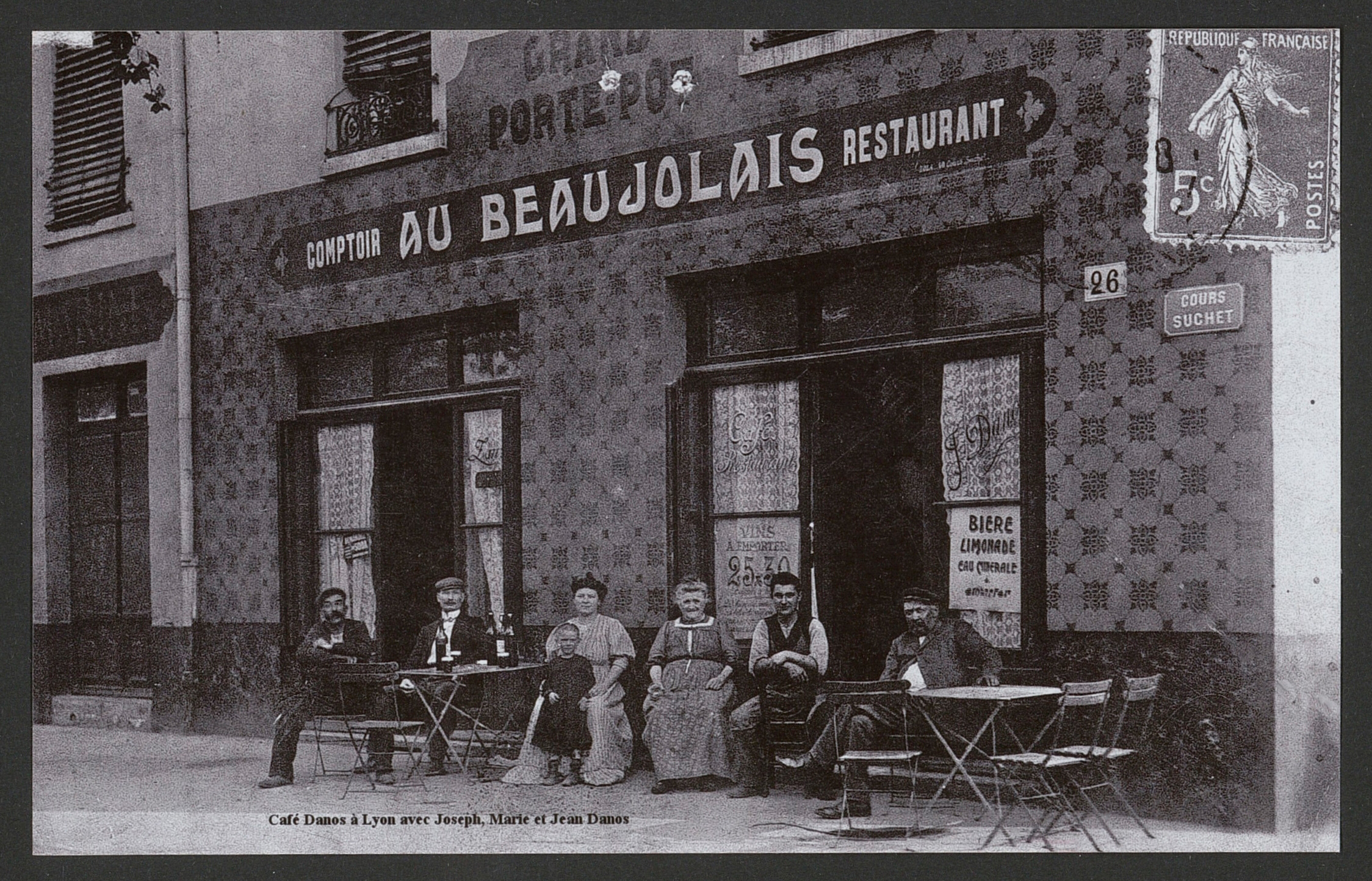 Café 26 cours Suchet, souvenirs de la famille Danos : tirage NB de petit format (1908, cote : 100PH/1/68/1 repro. à usage privé autorisée)