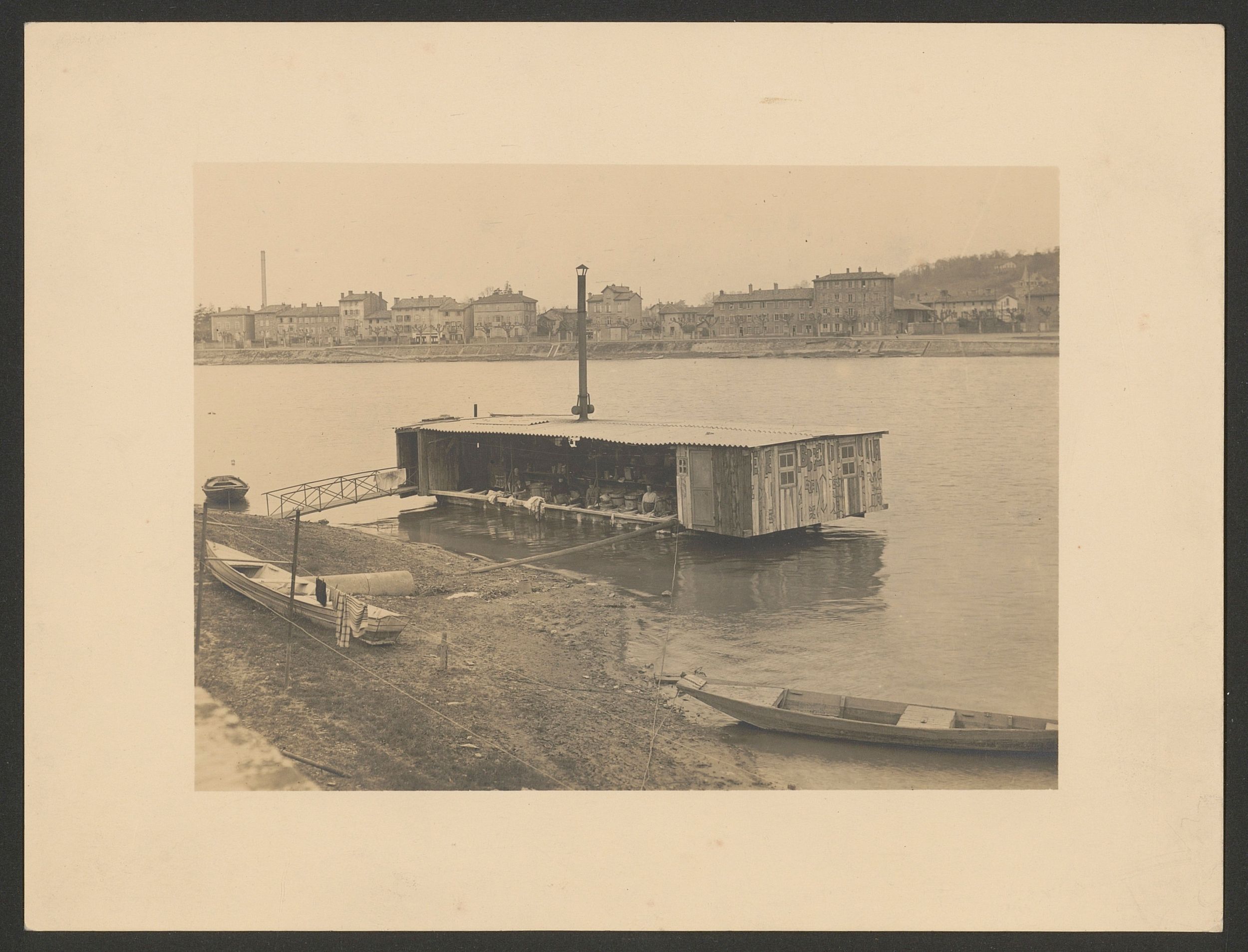 Bateau-lavoir sur [la Saône] : tirage NB de petit format, anonyme (1900-1910, cote : 100PH/1/88)