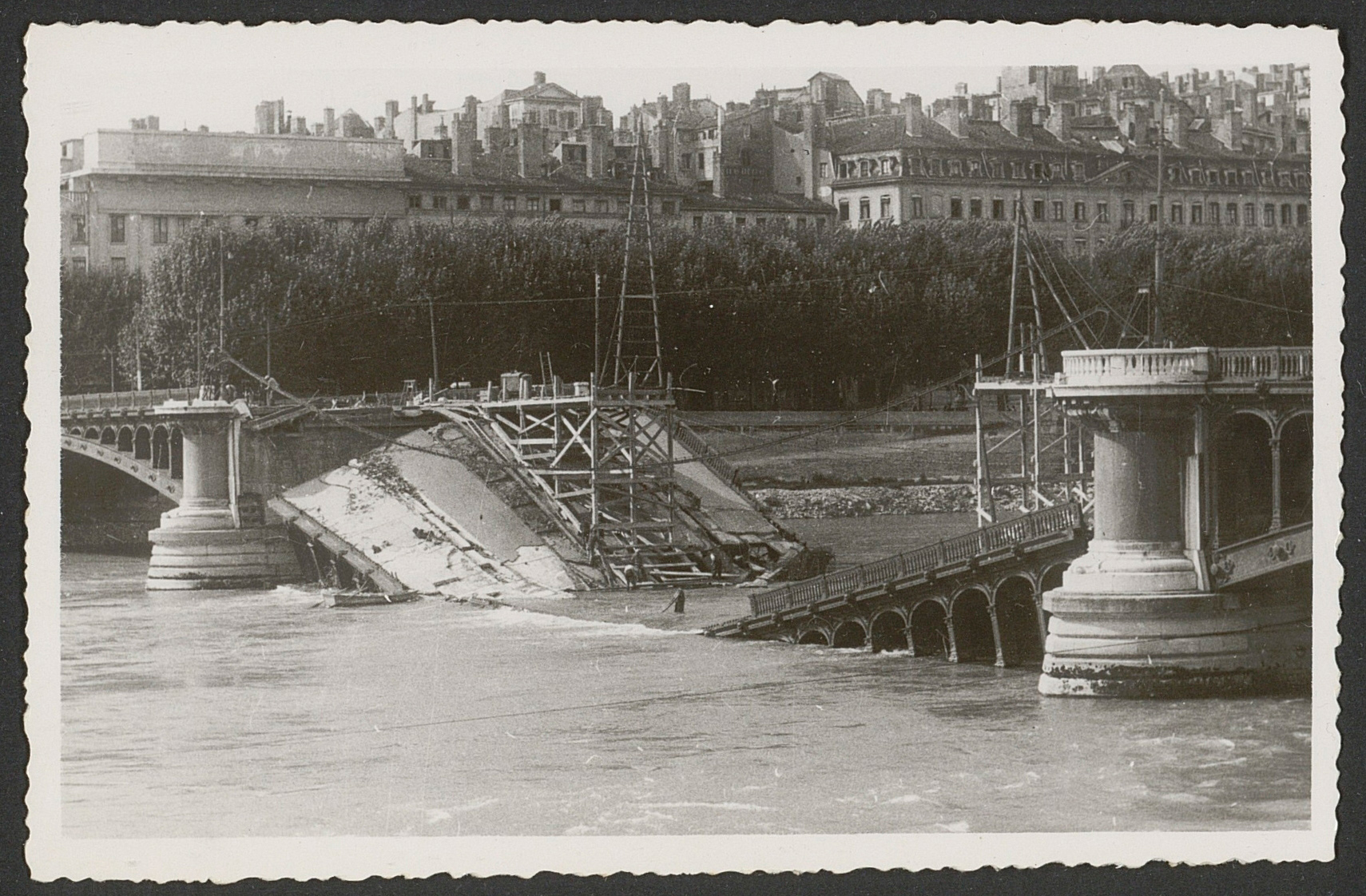 Vue du pont Wilson dynamité par les Allemands lors de leur retraite : tirage NB de petit format (1944, cote : 100PH/1/123)