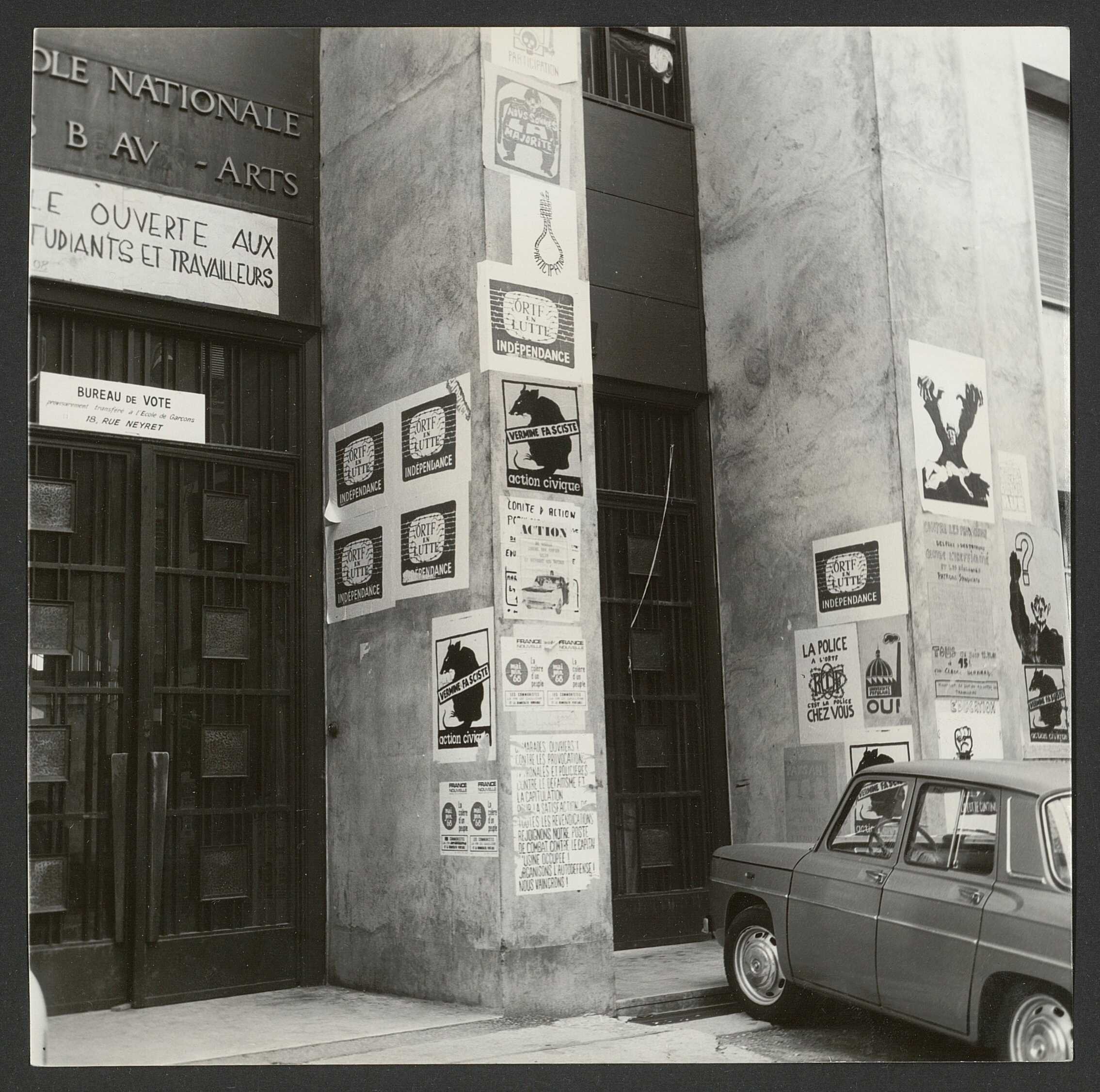 Ecole des Beaux-Arts en mai et juin 1968, entrée : tirage photo. NB par Jean-Paul Tabey (mai 1968, cote : 100PH/1/124/1, repro. commerciale interdite)