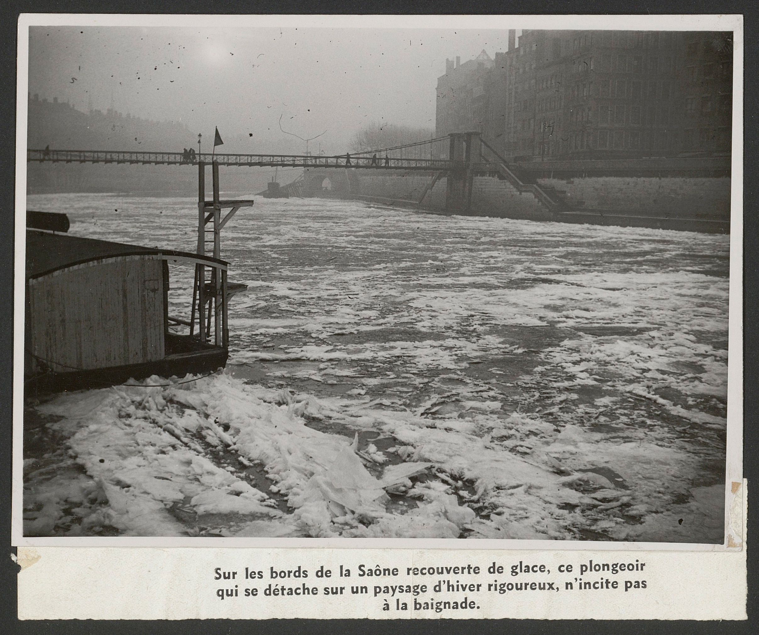 La Saône prise par les glaces : photographie NB de petit format (1944-1945, cote : 100PH/1/128, pl. I)
