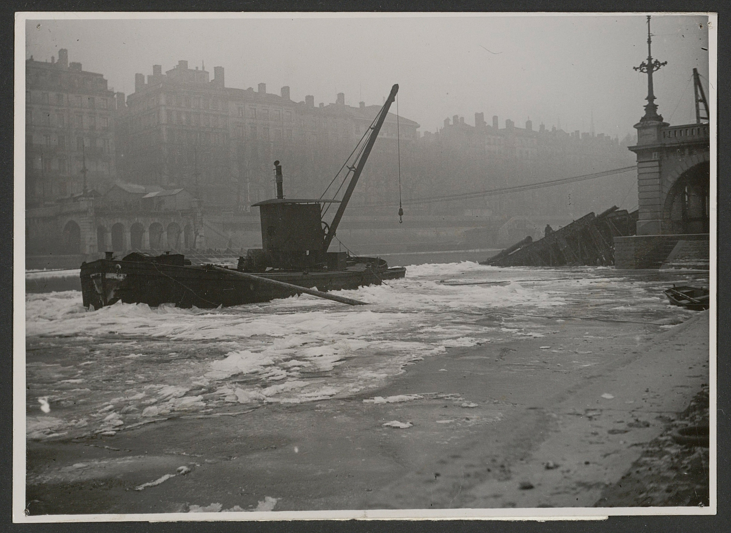 La Saône prise par les glaces : photographie NB de petit format (1944-1945, cote : 100PH/1/128, pl. II)