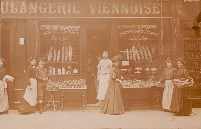 Devanture de la boulangerie située 8 rue Saint-Pierre-de Vaise : photo positive NB  (vers 1890-1900, cote : 100PH/1/37/1)
