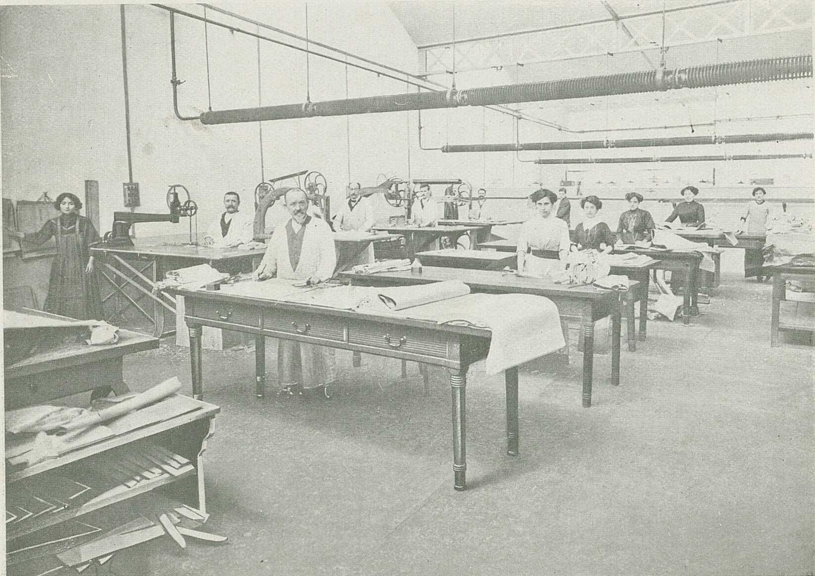 Personnel de l'établissements Papin Picard et Cie à Lyon, spécialisé dans la fabrique de corsets : photo positive NB (1895-1914, cote : 100PH/2/12/7)
