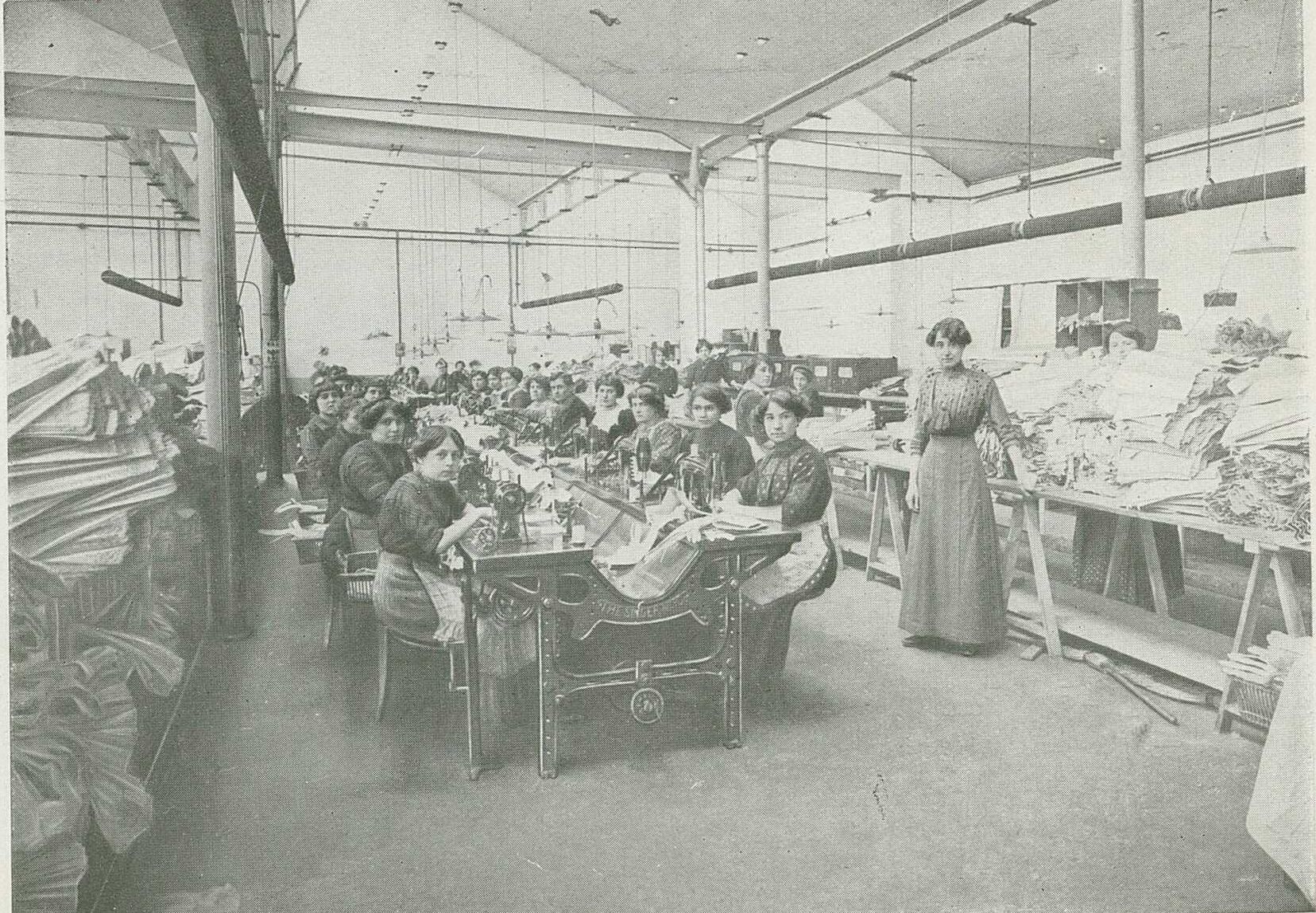 Personnel de l'établissements Papin Picard et Cie à Lyon, spécialisé dans la fabrique de corsets : photo positive NB (1895-1914, cote : 100PH/2/12/8)