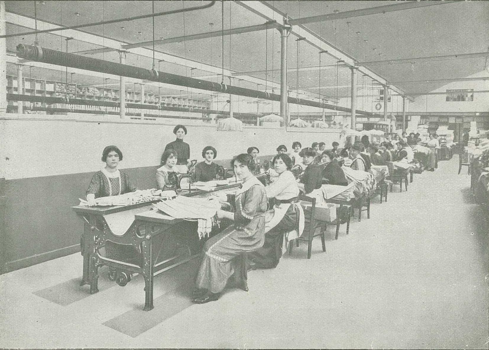 Personnel de l'établissements Papin Picard et Cie à Lyon, spécialisé dans la fabrique de corsets : photo positive NB (1895-1914, cote : 100PH/2/12/8)