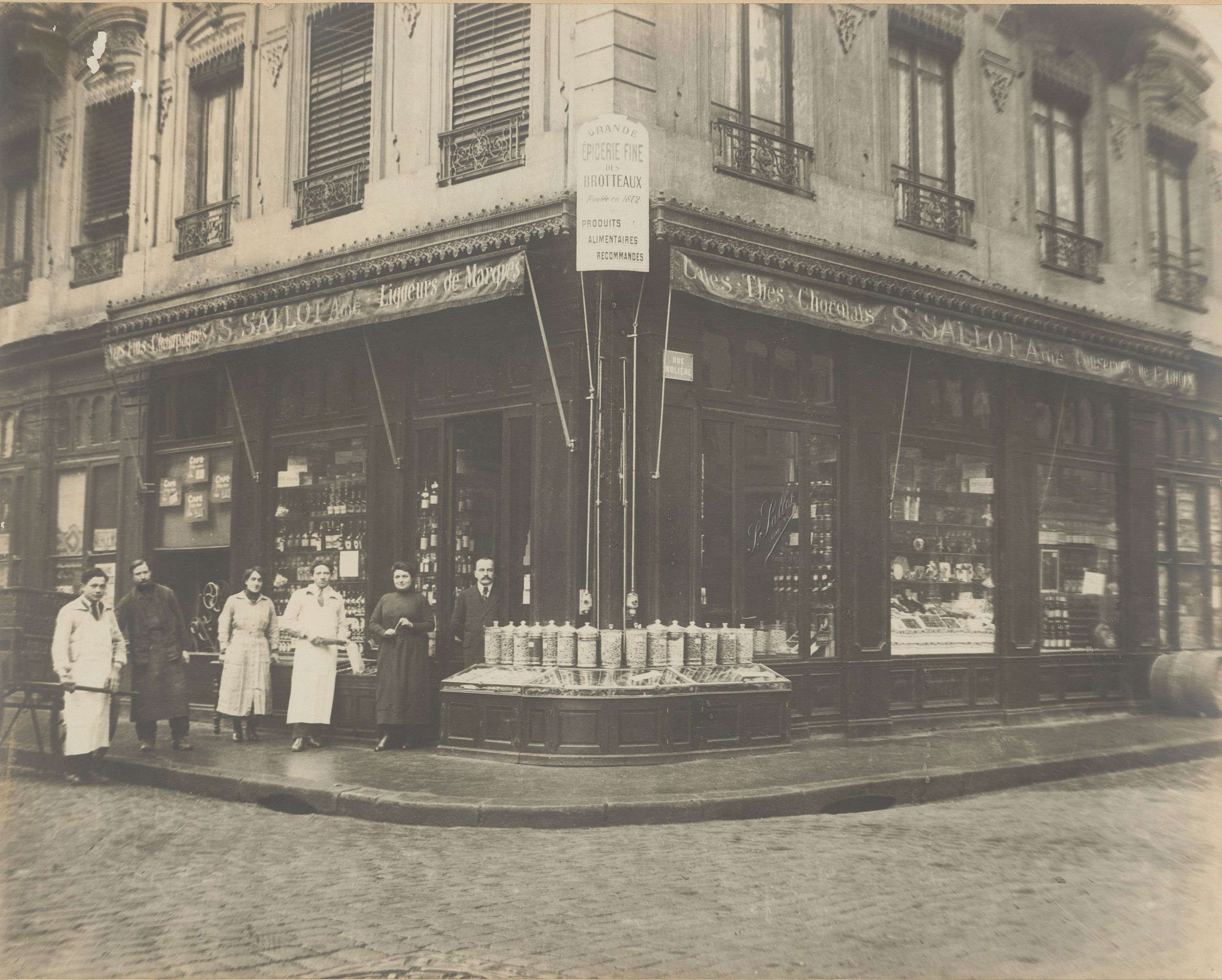 Façades de l'enseigne tenu par S. SALLOT à l'angle des rues Molière et Cuvier : tirage NB de grand format (1916, cote : 100PH/3/16 uniquement repro. usage privé autorisée)