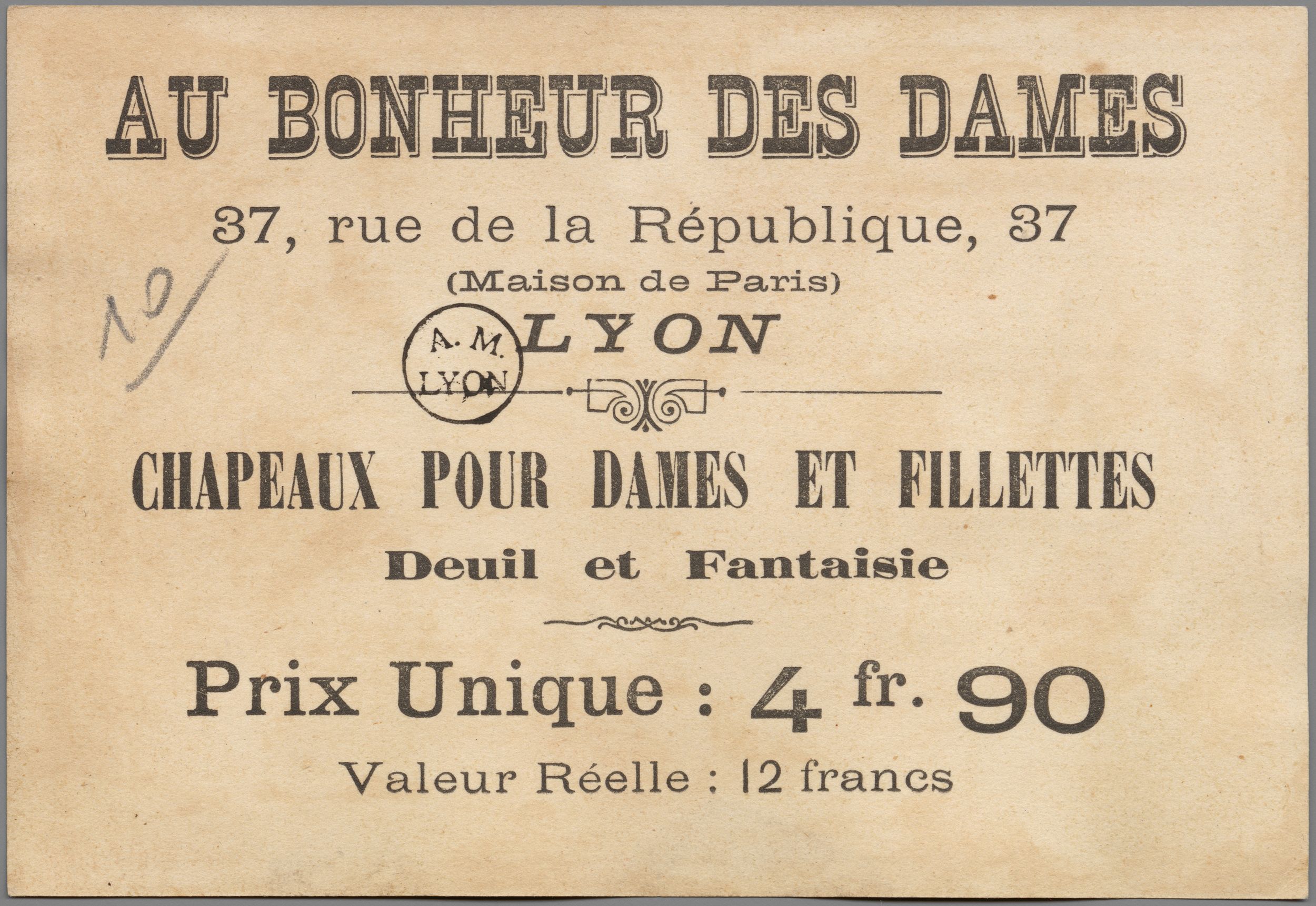 Au bonheur des Dames - Chapeaux pour dames et fillettes, 37 rue de la République : chromolithographie publicitaire NB (fin XIXe, cote : 10FI/35)