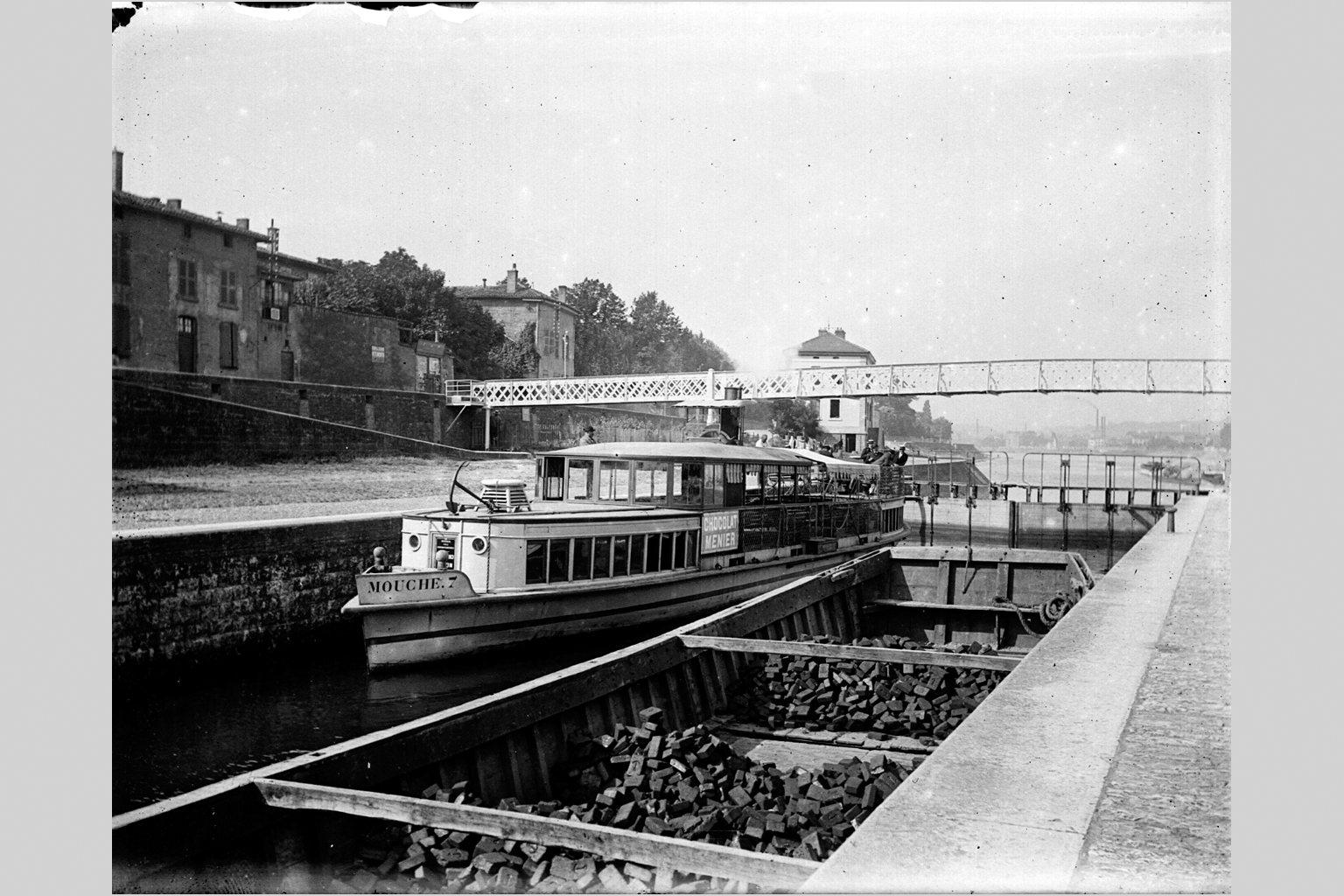 Écluse sur la Saône, à l'Ile-Barbe près de Lyon, bateau-mouche : photo négative NB sur plaque de verre (vers 1900, cote : 10PH/196)