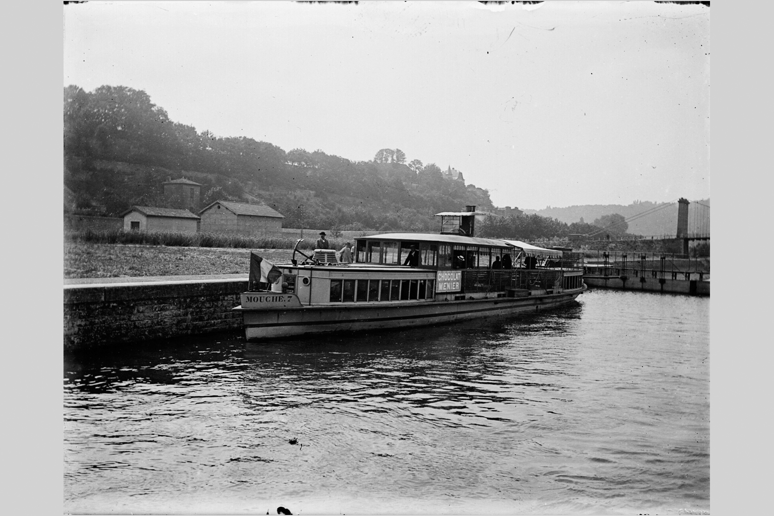 Écluse sur la Saône, à Couzon-au-Mont-d'Or (Rhône), bateau-mouche : photo négative NB sur plaque de verre (vers 1900, cote : 10PH/199)