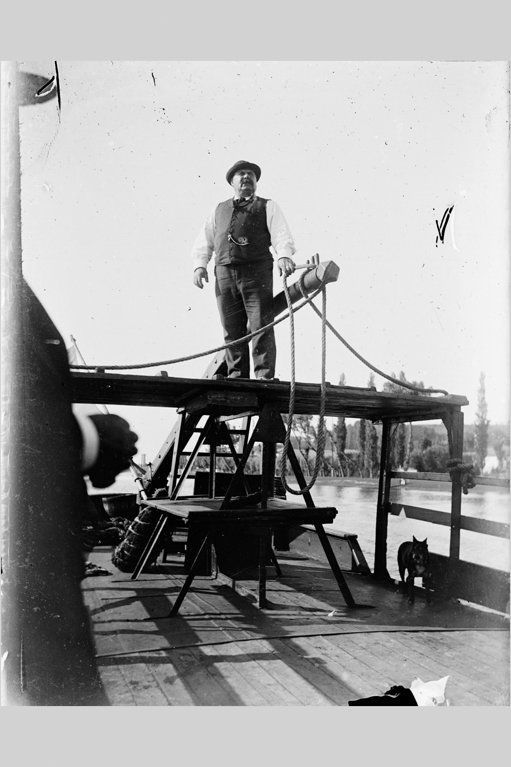 Voyage sur le Rhône à bord d'un bateau-à-roue : photo négative NB sur plaque de verre (vers 1900, cote : 10PH/204)