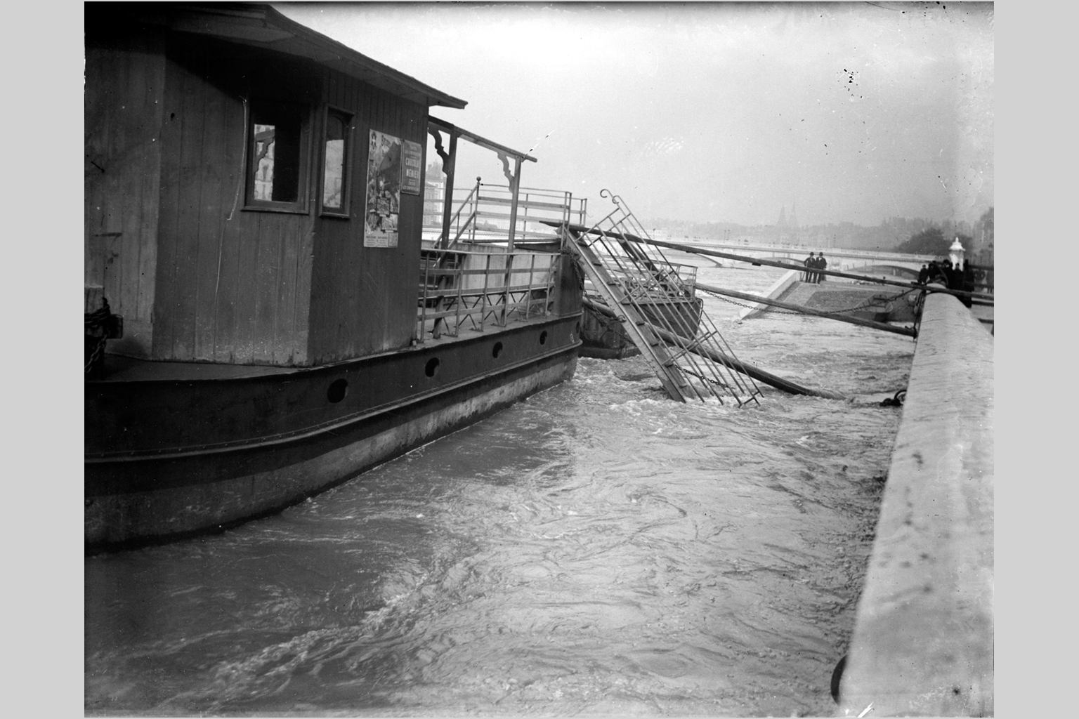 Crue de la Saône à Lyon en 1899, quai de Saône, rive gauche : photo négative NB sur plaque de verre (1900, cote : 10PH/43)