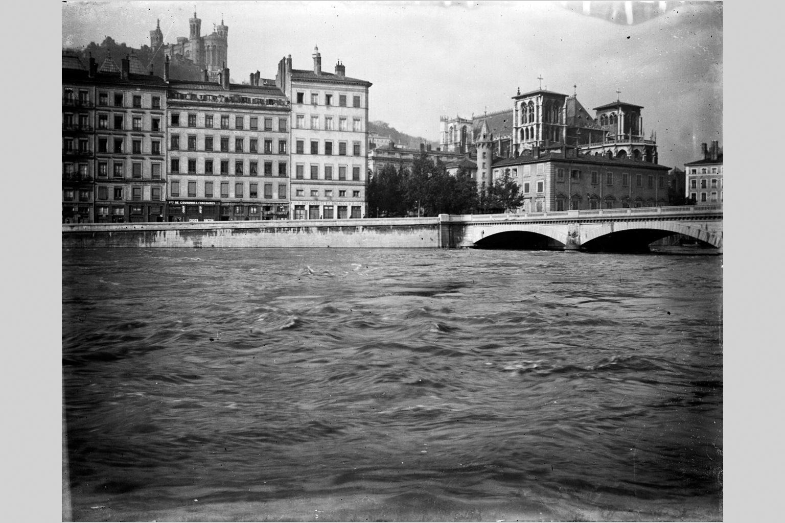 Crue de la Saône à Lyon en 1899, quai J. Cl. Fulchiron, rive gauche : photo négative NB sur plaque de verre (1900, cote : 10PH/47)