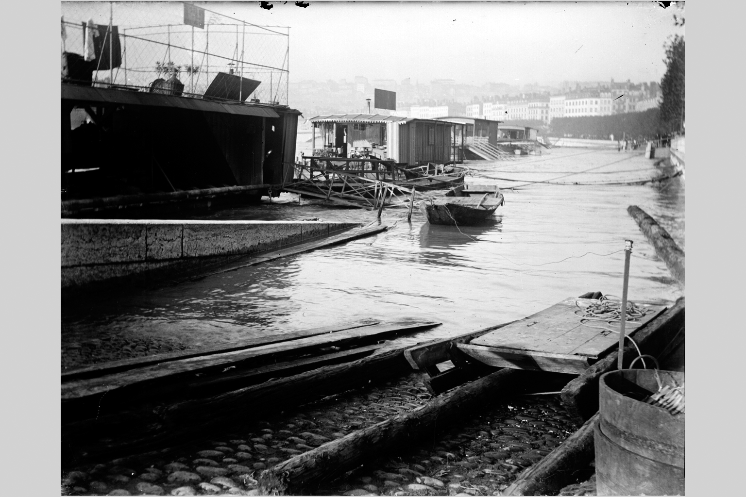 Crue de la Saône à Lyon en 1899, rive gauche en aval du pont du Change : photo négative NB sur plaque de verre (1900, cote : 10PH/51)