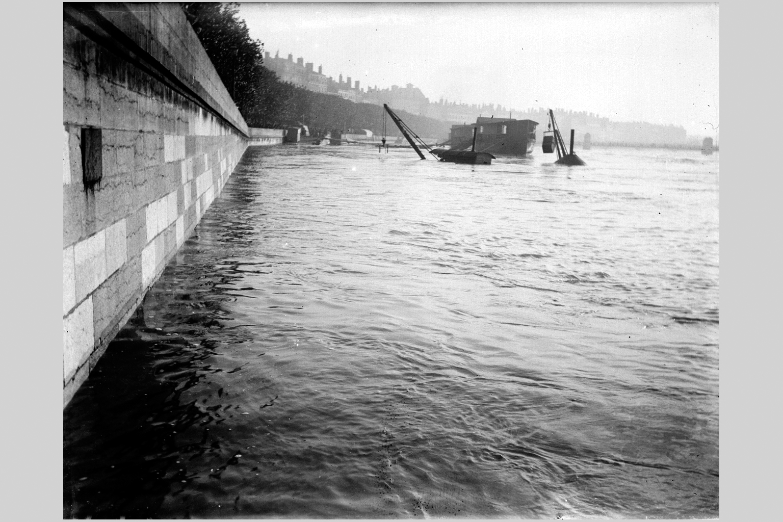 Crue de la Saône à Lyon en 1899, quais de Saône, rive gauche : photo négative NB sur plaque de verre (1900, cote : 10PH/54)