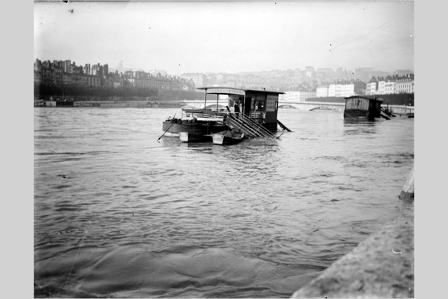 Crue de la Saône à Lyon en 1899, aval du pont du Change : photo négative NB sur plaque de verre (1900, cote : 10PH/55)