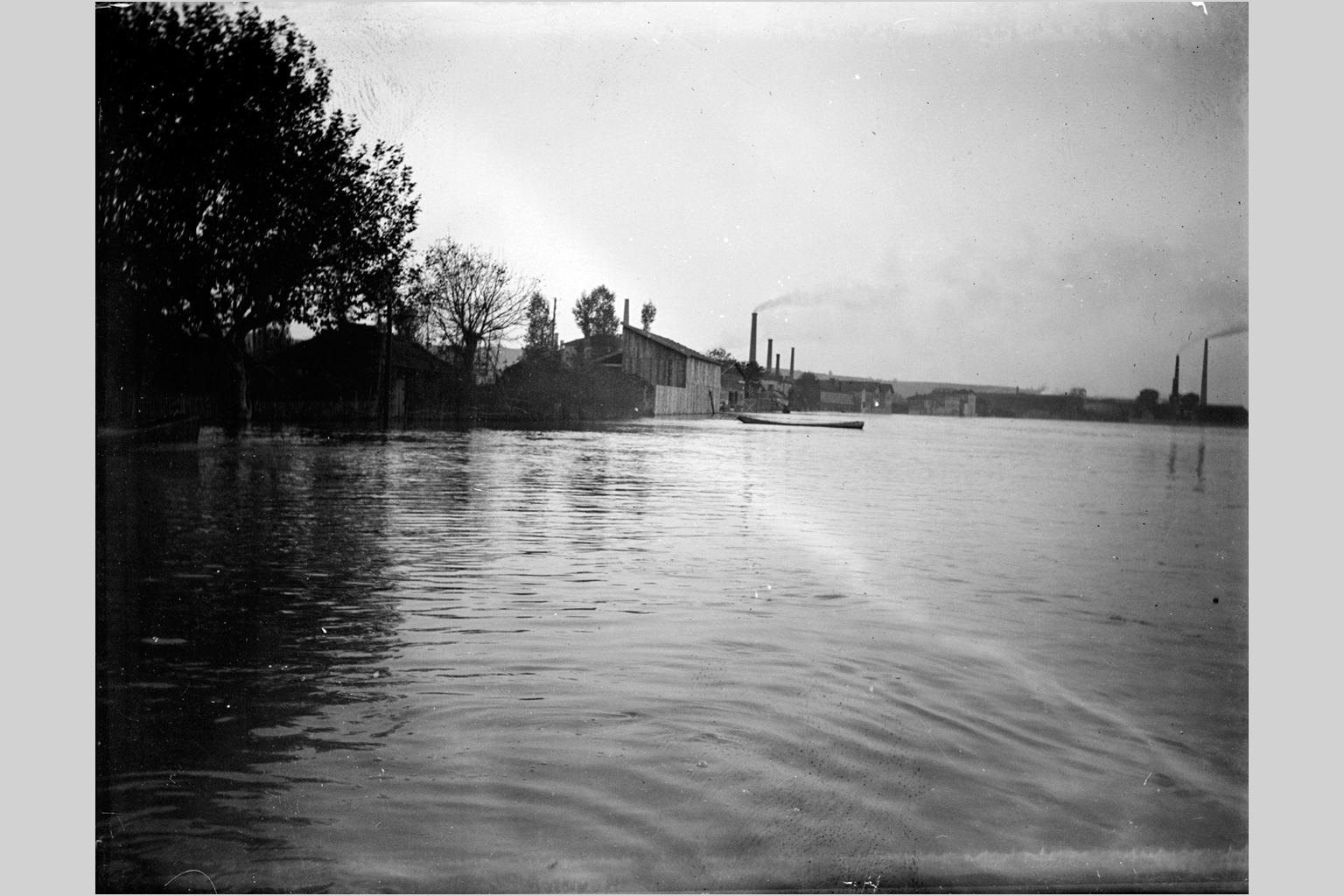 Crue de la Saône à Lyon en 1899, site industriel non identifié : photo négative NB sur plaque de verre (1900, cote : 10PH/58)