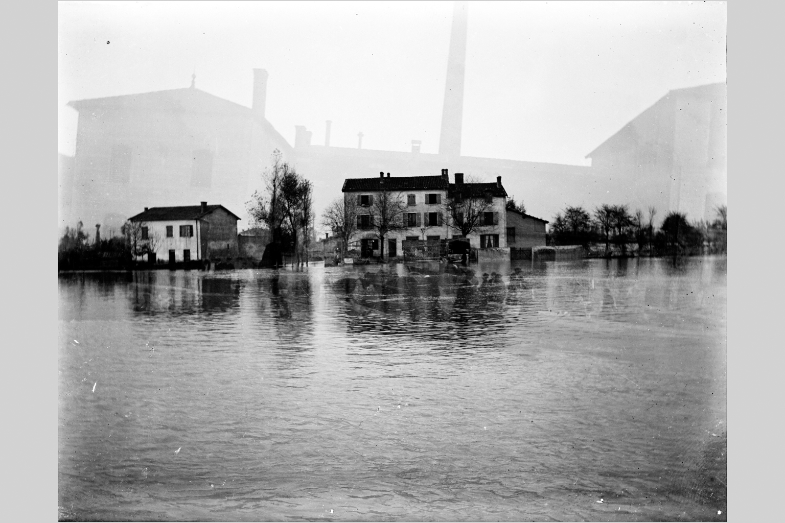 Crue de la Saône à Lyon en 1899, site habité non identifié : photo négative NB sur plaque de verre (1900, cote : 10PH/59)