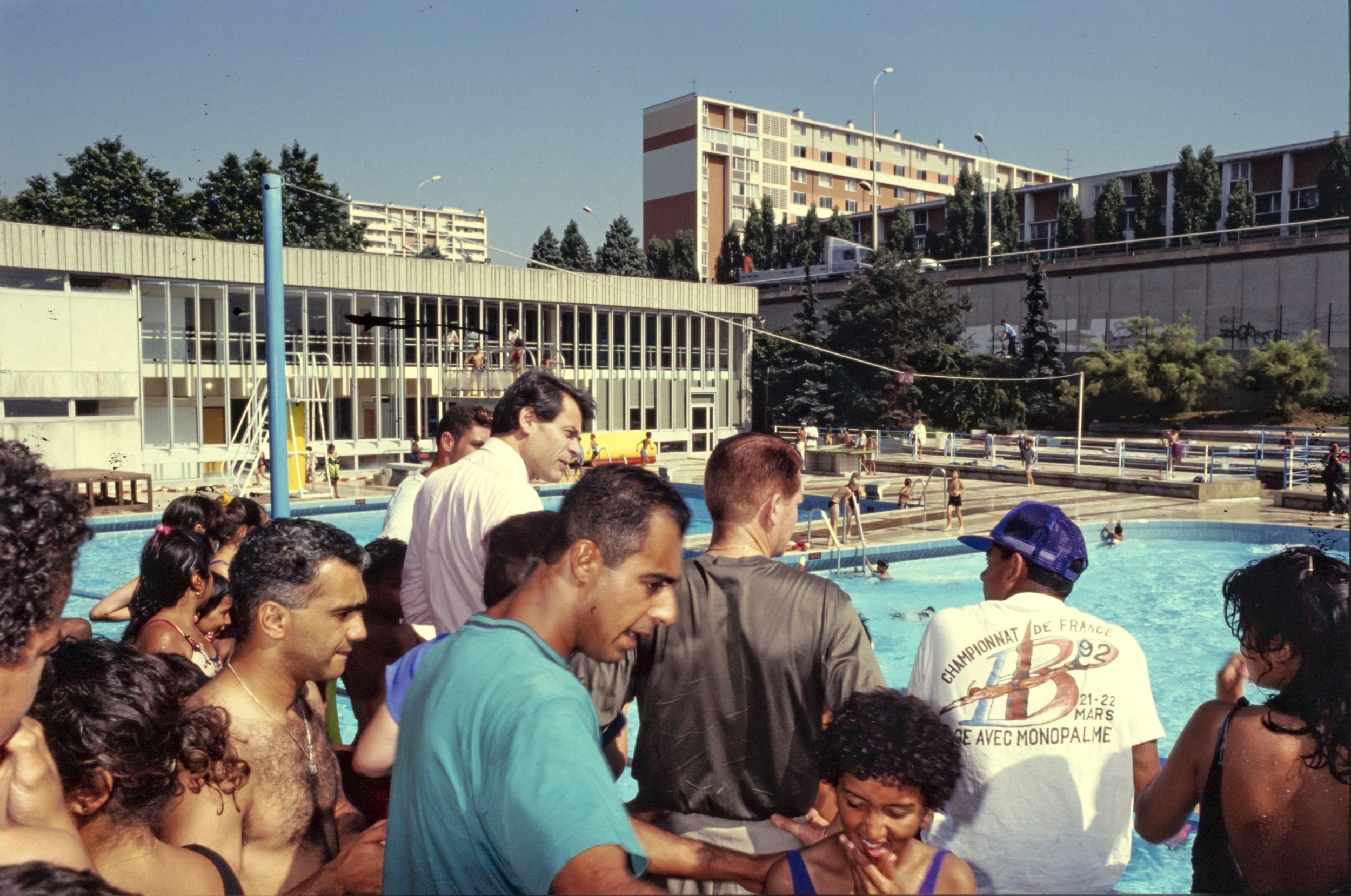 Visite de la piscine municipale Mermoz par Michel Noir et Henry Vianay : diapositive couleur par Piguet (1992, cote : 1518WP/1073, repro. commerciale interdite)