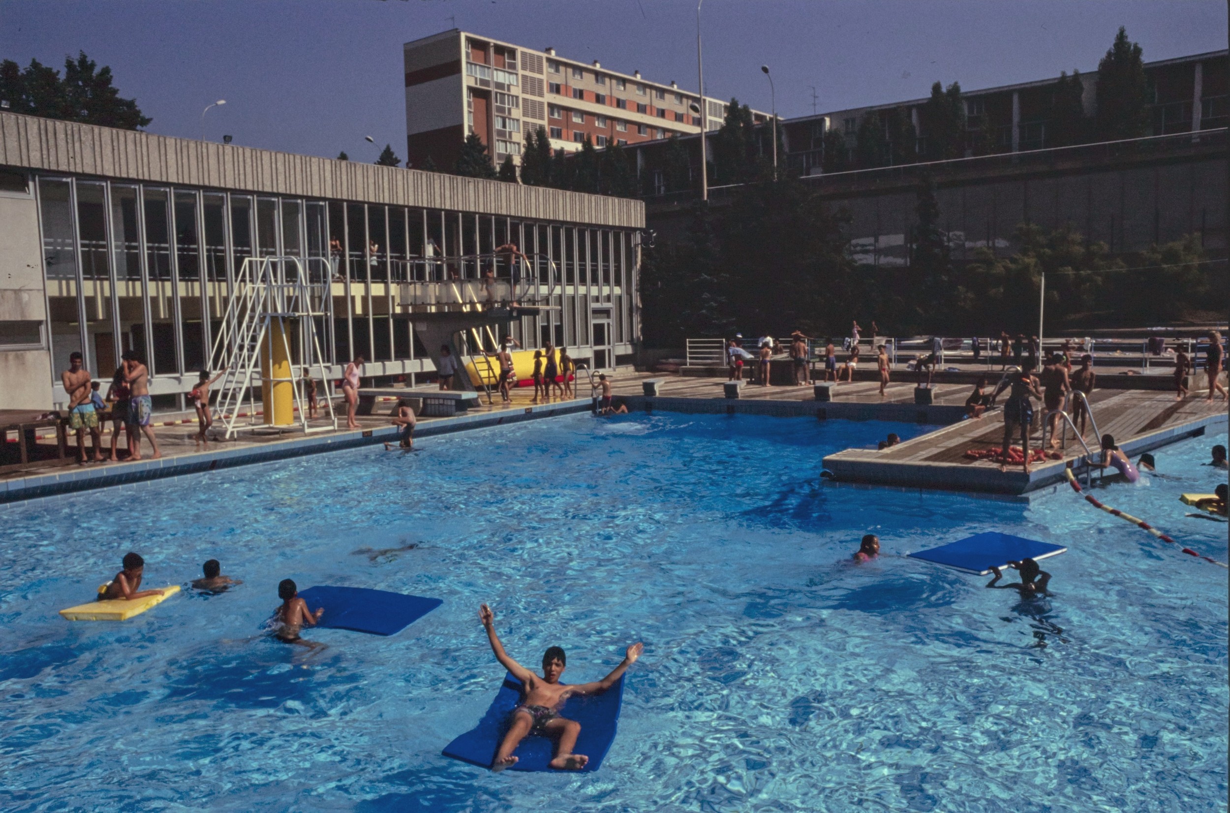 Visite de la piscine municipale Mermoz par Michel Noir et Henry Vianay : diapositive couleur par Piguet (1992, cote : 1518WP/1073, repro. commerciale interdite)