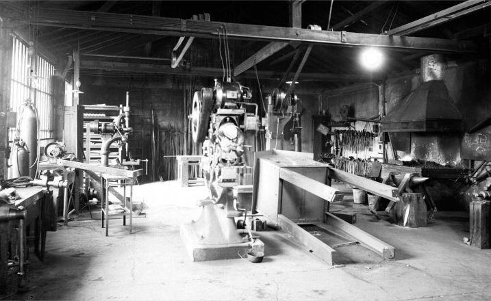 Service des égouts de la ville de Lyon : subdivision du nettoiement - atelier : photo négative NB sur plaque de verre (vers 1935, cote : 15PH/1/195)