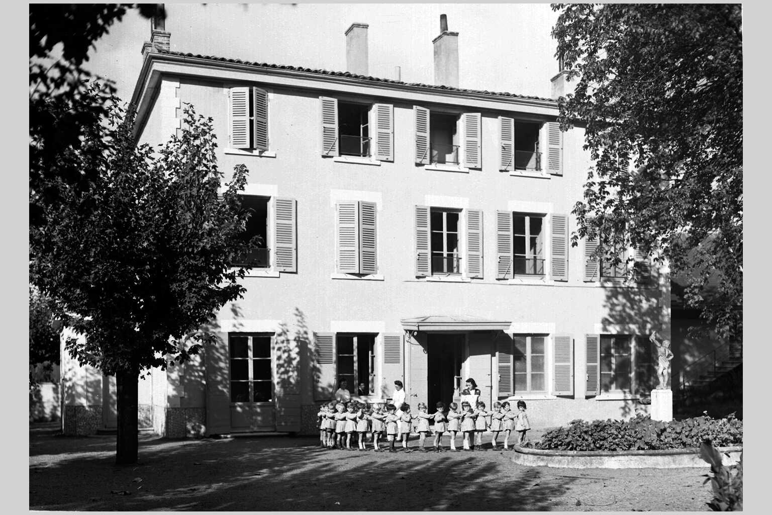 Internat municipal Adolphe Favre de garçons et de filles (1894) : photo négative NB sur plaque de verre (1940-1950, cote : 15PH/1/363)