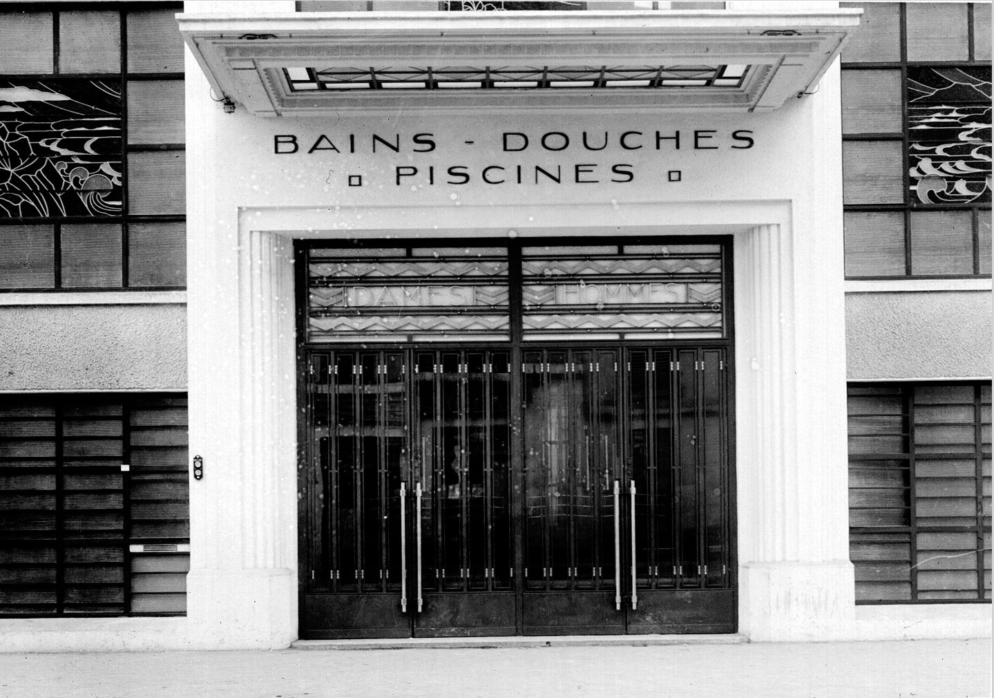Etablissement balnéaire (C. Chalumeau et C. Colliard architectes), place G. Garibaldi, à Lyon - entrée principale : photo négative NB sur plaque de verre (1931-1933, cote : 15PH/1/477)