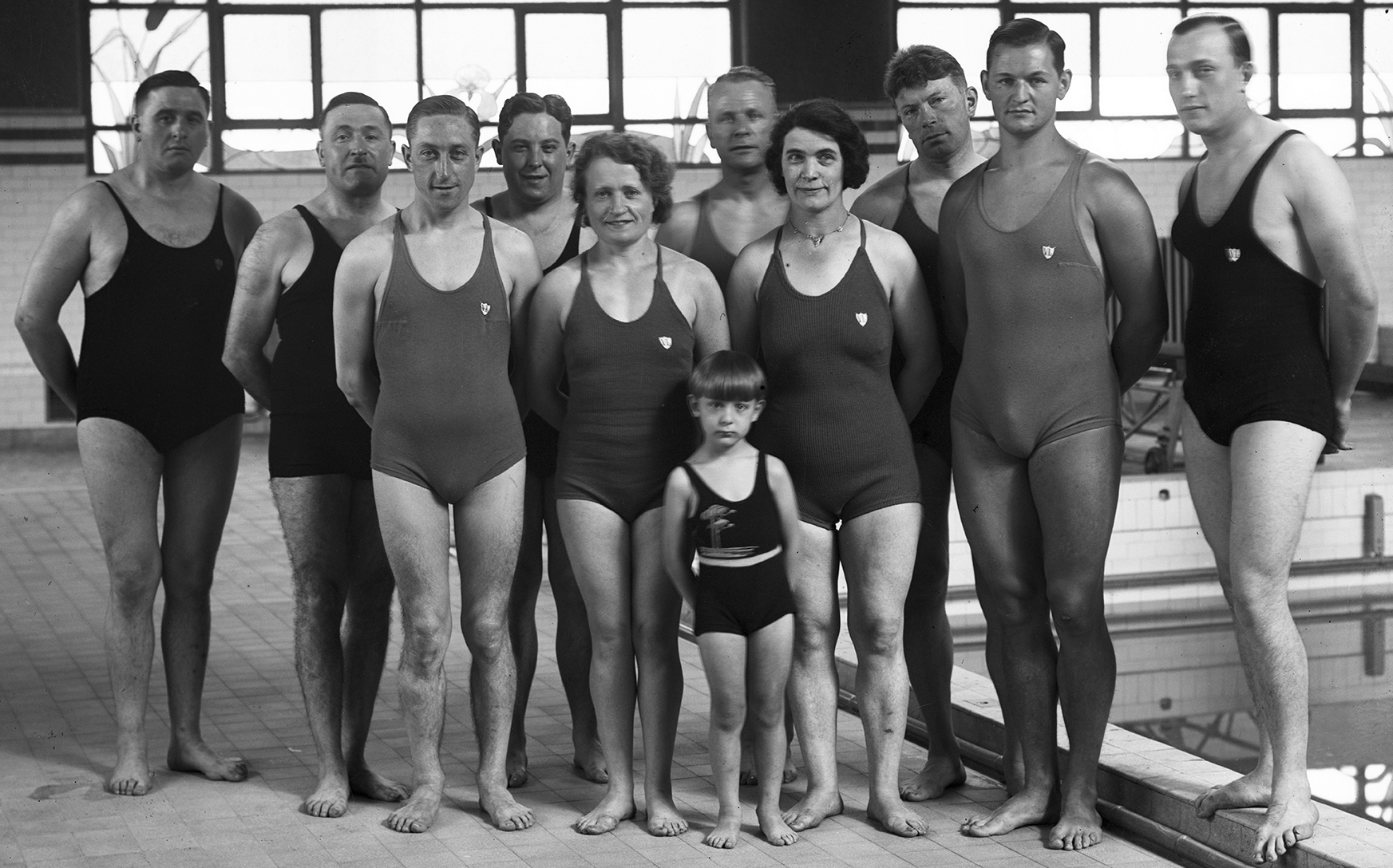 Piscine Garibaldi, le personnel en tenue de bain : photo. négative NB sur plaque de verre (1931-1933, cote 15PH/1/493)