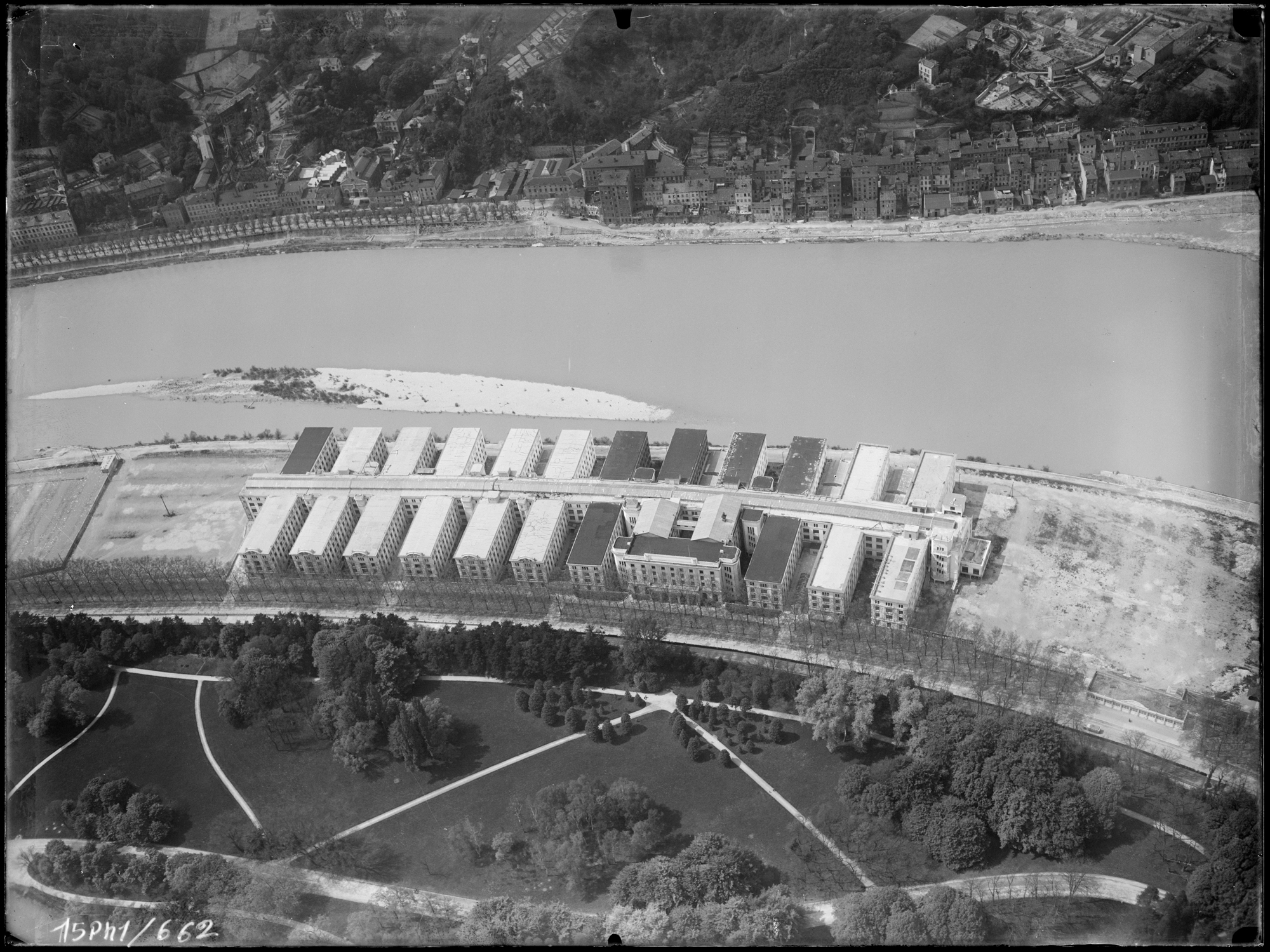 Palais de la Foire construit par Charles Meysson, vue aérienne : photo NB sur plaque de verre (1935, cote : 15PH/1/662)
