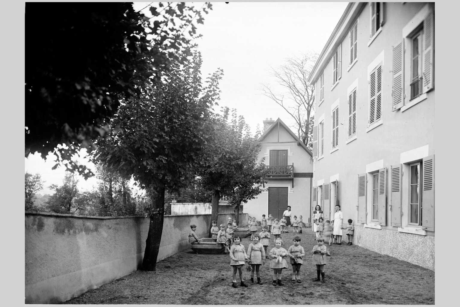 Internat municipal Adolphe Favre de garçons et de filles (1894) : photo négative NB sur plaque de verre (1940-1950, cote : 15PH/1/665)