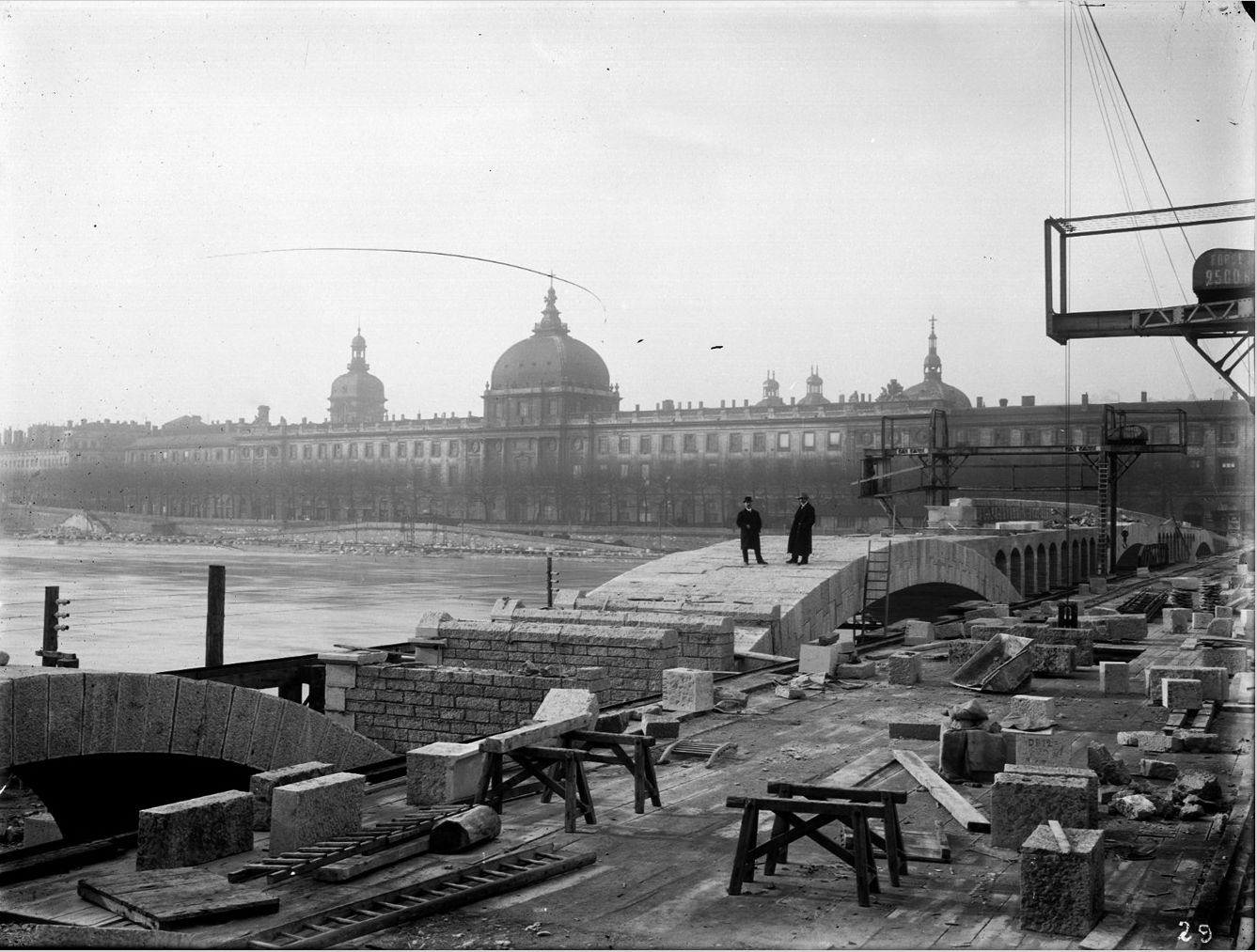 Construction du pont de l'Hôtel-Dieu : photo négative NB sur plaque de verre (14/12/1915, cote : 15PH/1/749)