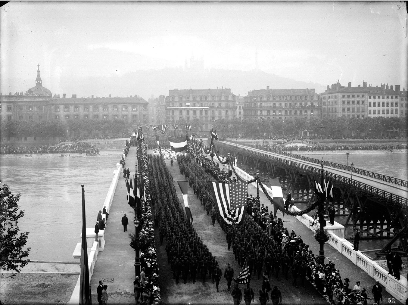 Défilé des troupes américaines et inauguration du pont sous le nom Wilson - Pont de l'Hôtel-Dieu : photo négative NB sur plaque de verre (14/07/1918, cote : 15PH/1/783)