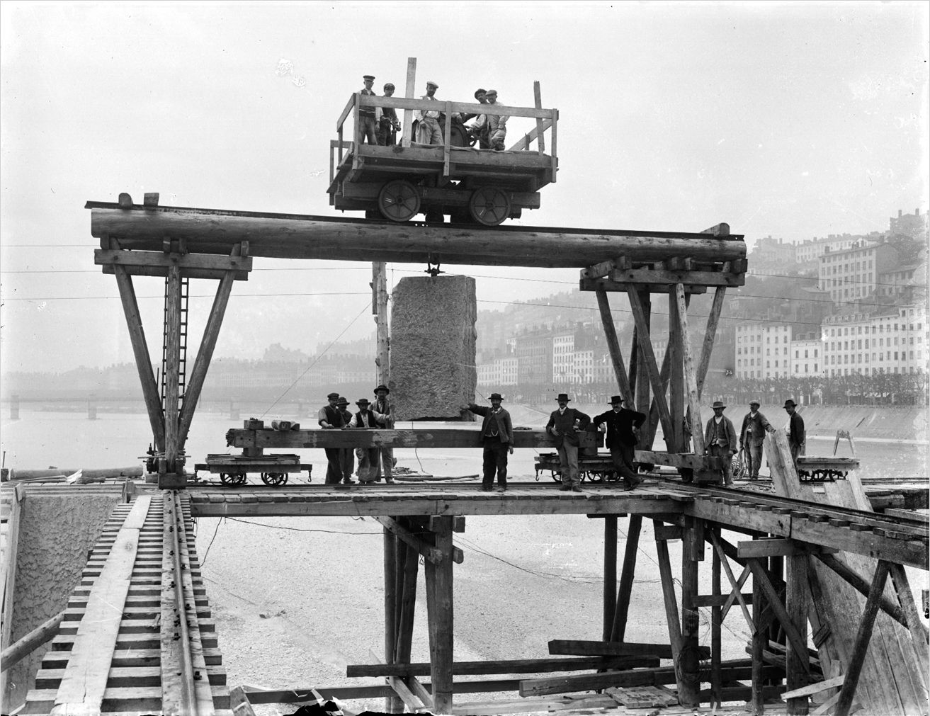 Construction du pont de la Boucle : photo négative NB sur plaque de verre (1900, cote : 15PH/1/797)