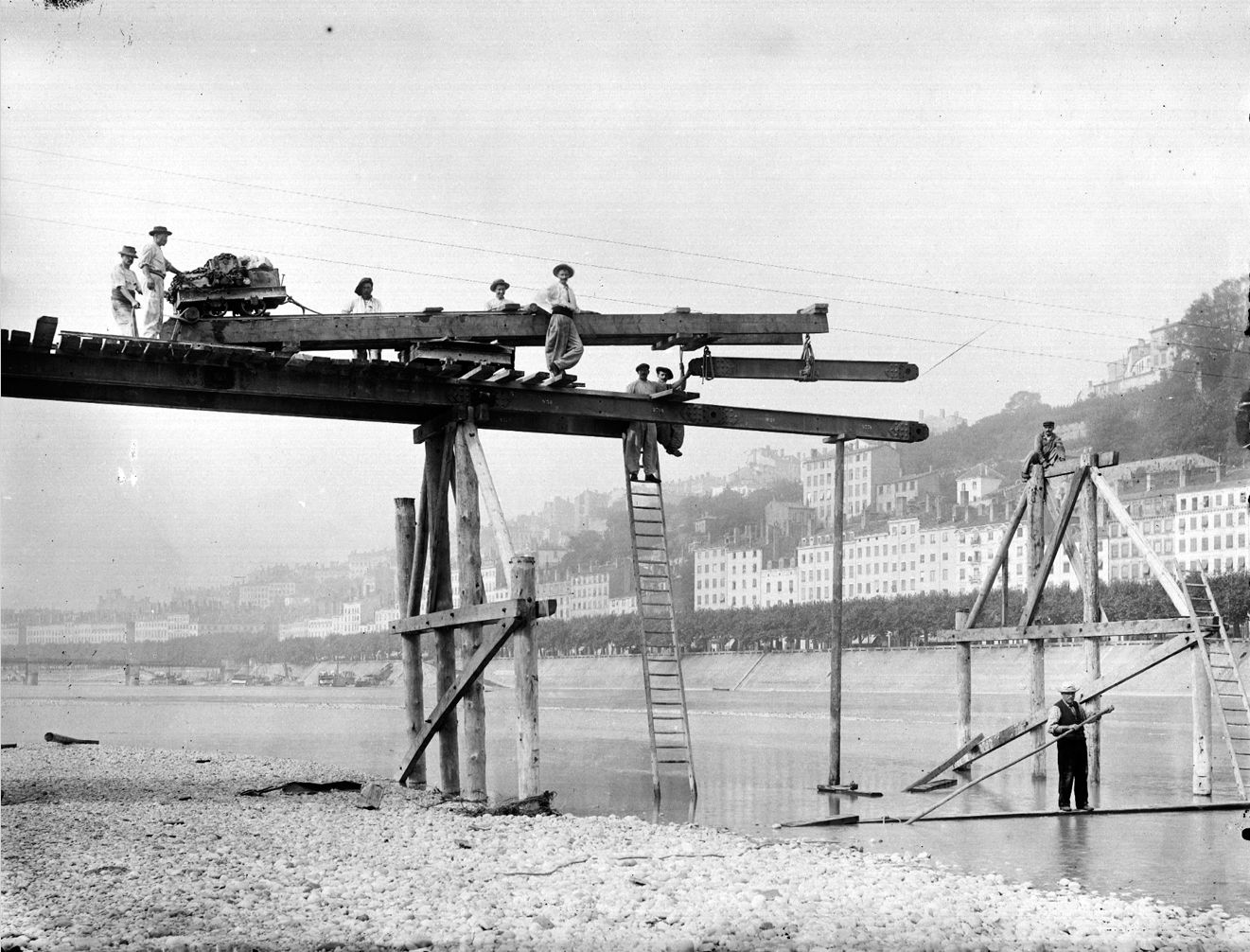 Construction du pont de la Boucle : photo négative NB sur plaque de verre (1900, cote : 15PH/1/802)